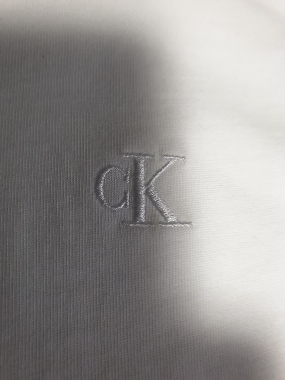 캘빈클라인 진 오버핏 엠보싱 모노로고 반팔티 (XS) 상품이미지3
