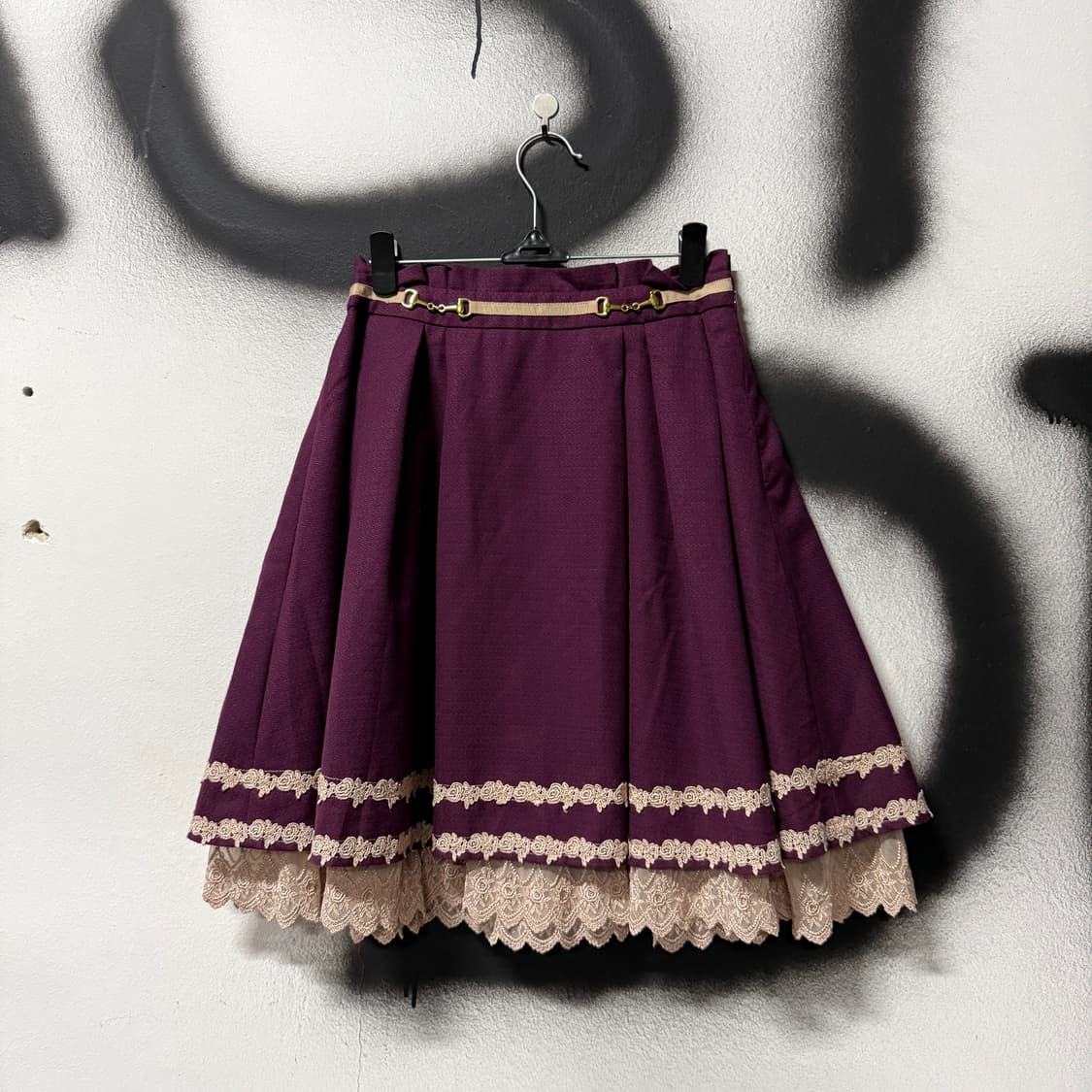 액시즈팜 레이스 업 크로쉐 디테일 뒷 밴딩 플레어 미디 스커트 플럼 상품이미지1