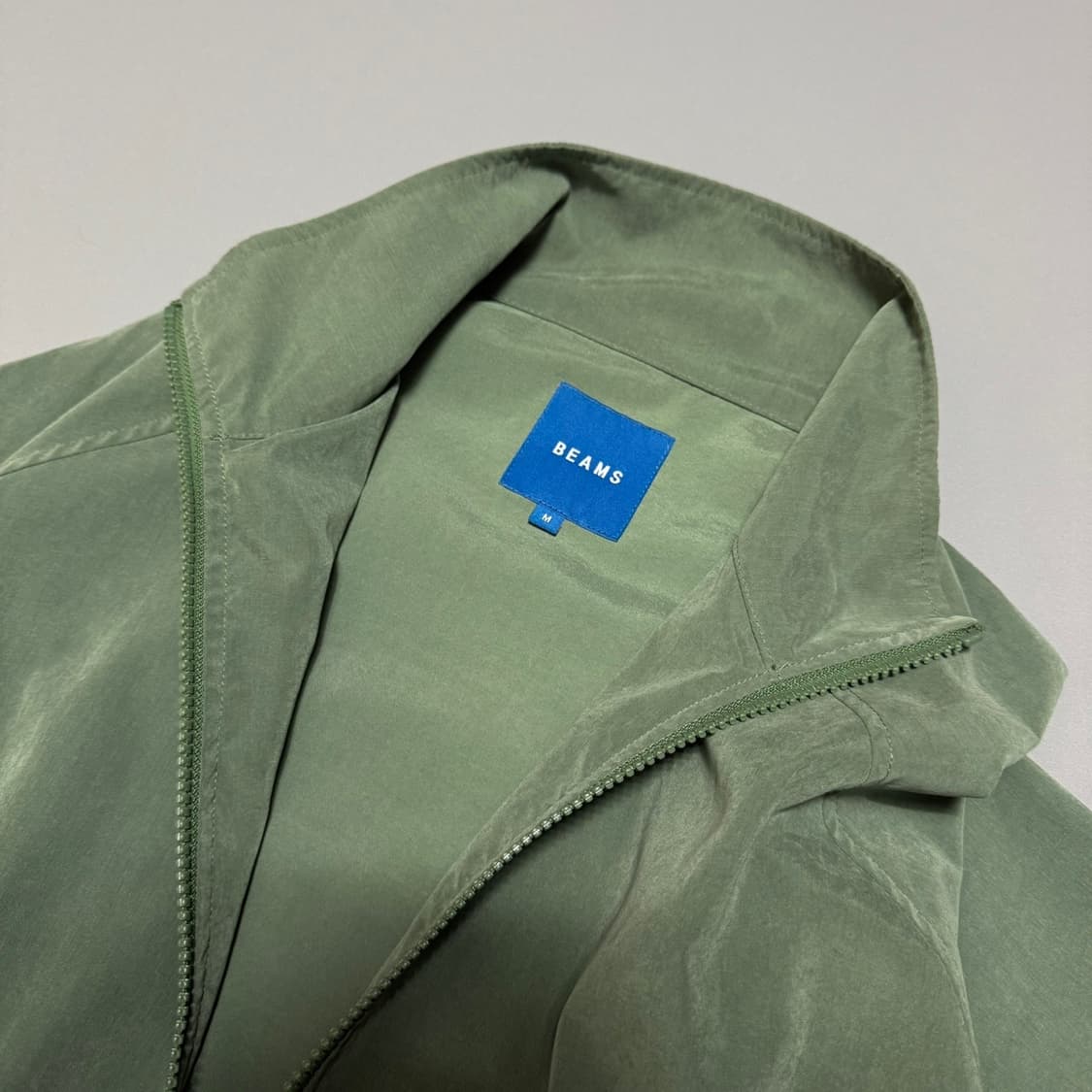 빔즈(BEAMS) 카키컬러 폴리에스터 더블 집업 하이넥 테크 윈드브레이커 상품이미지3
