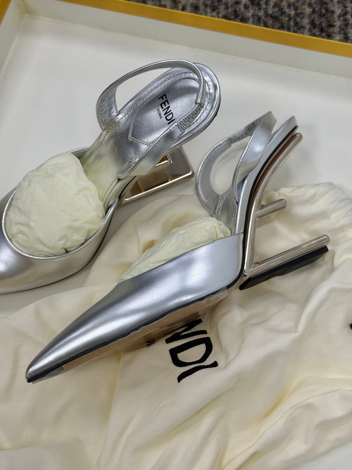 펜디 실버 펌프스 상품이미지3