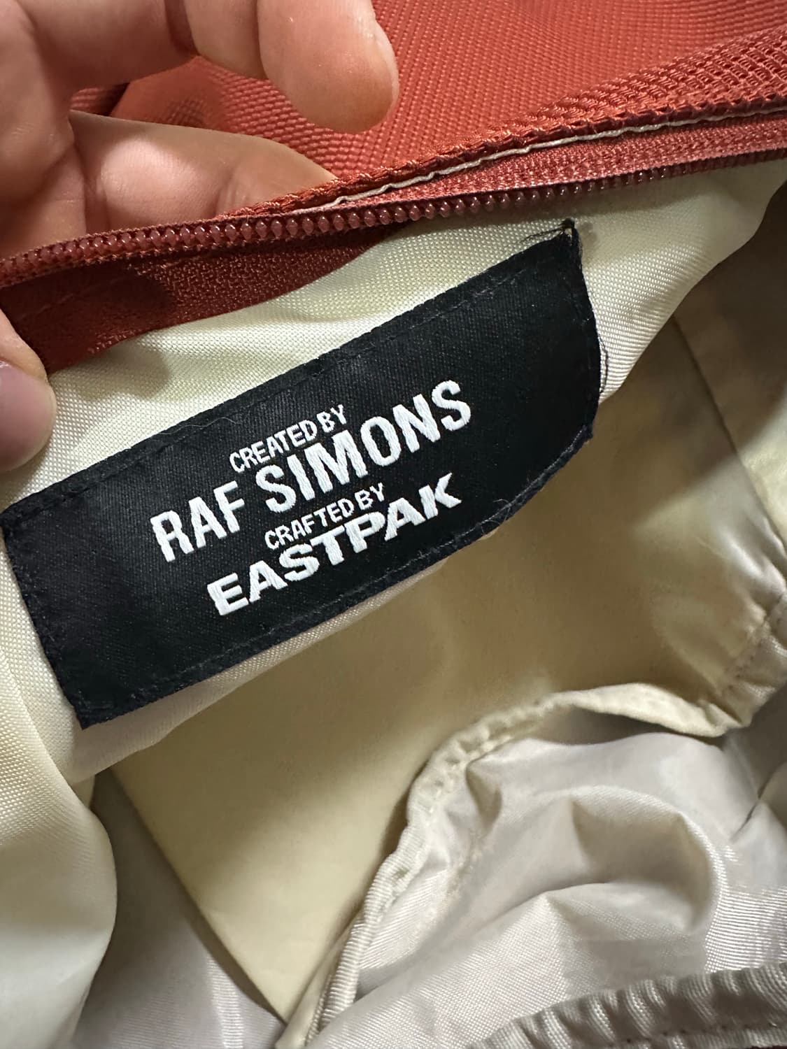 라프시몬스x이스트팩 슬링백 레드 상품이미지8