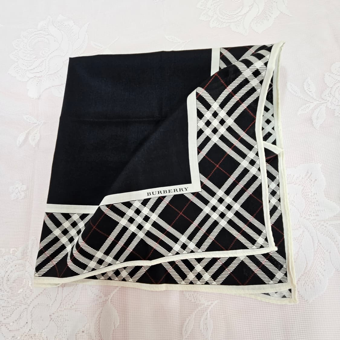 버버리 블랙 체크 손수건 스카프 상품이미지1