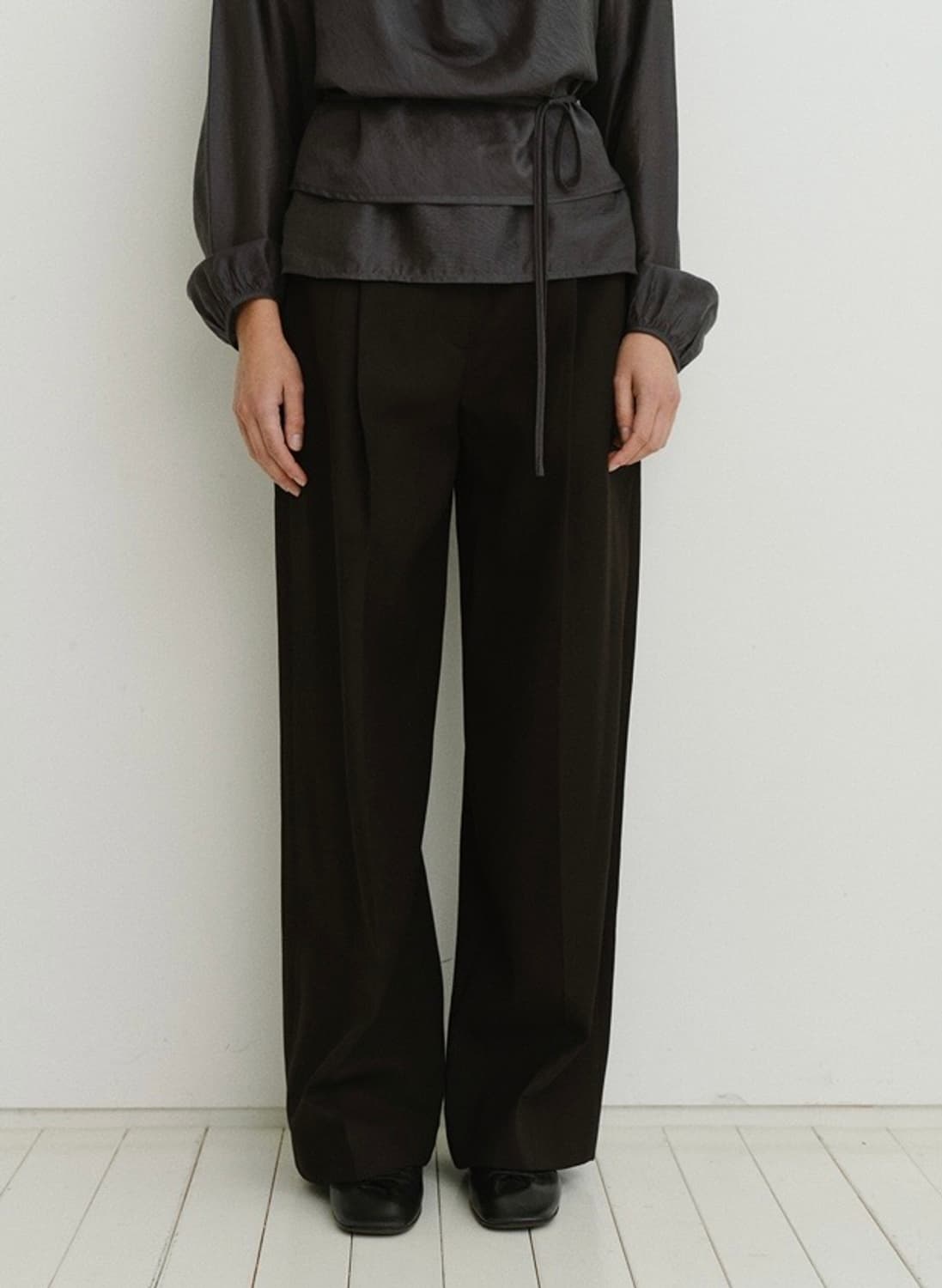 URAGO peter 유라고 피터 원턱 핀턱 와이드 슬랙스 팬츠 블랙 상품이미지4