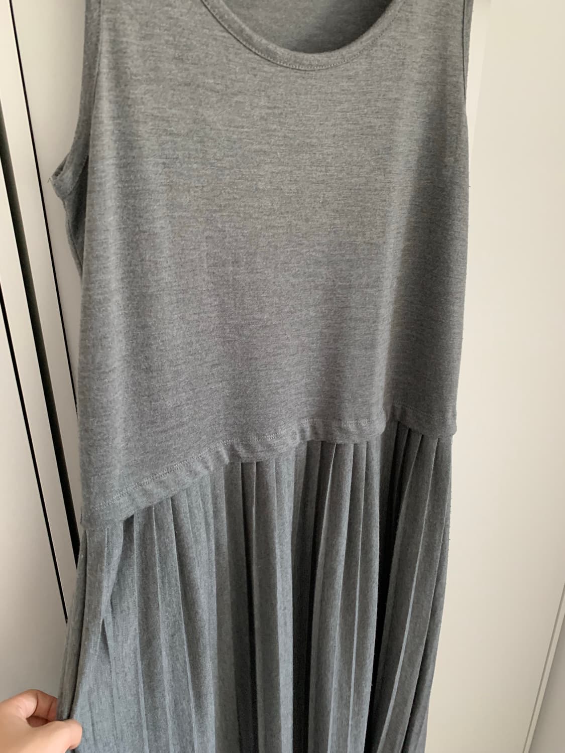 그레이 핀턱 슬리브리스 원피스 상품이미지2