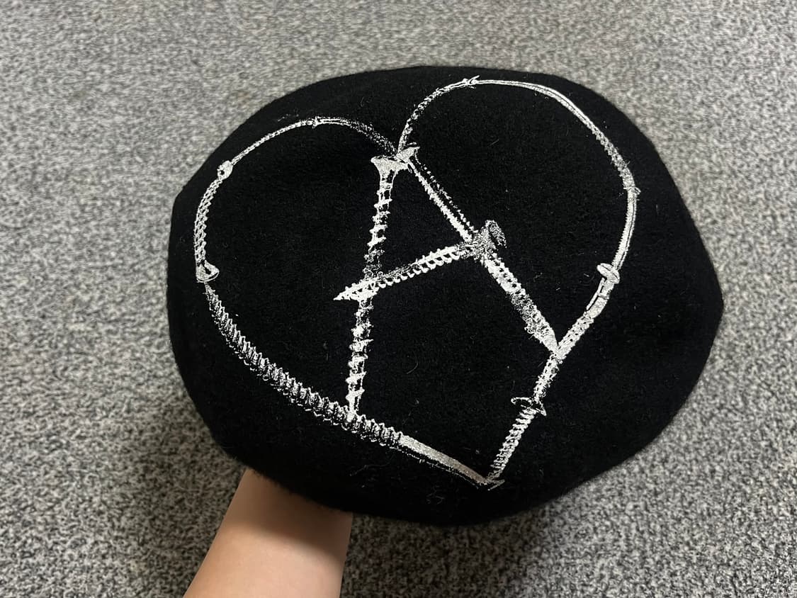 조거쉬 블랙 하트 자수 베레모 상품이미지1