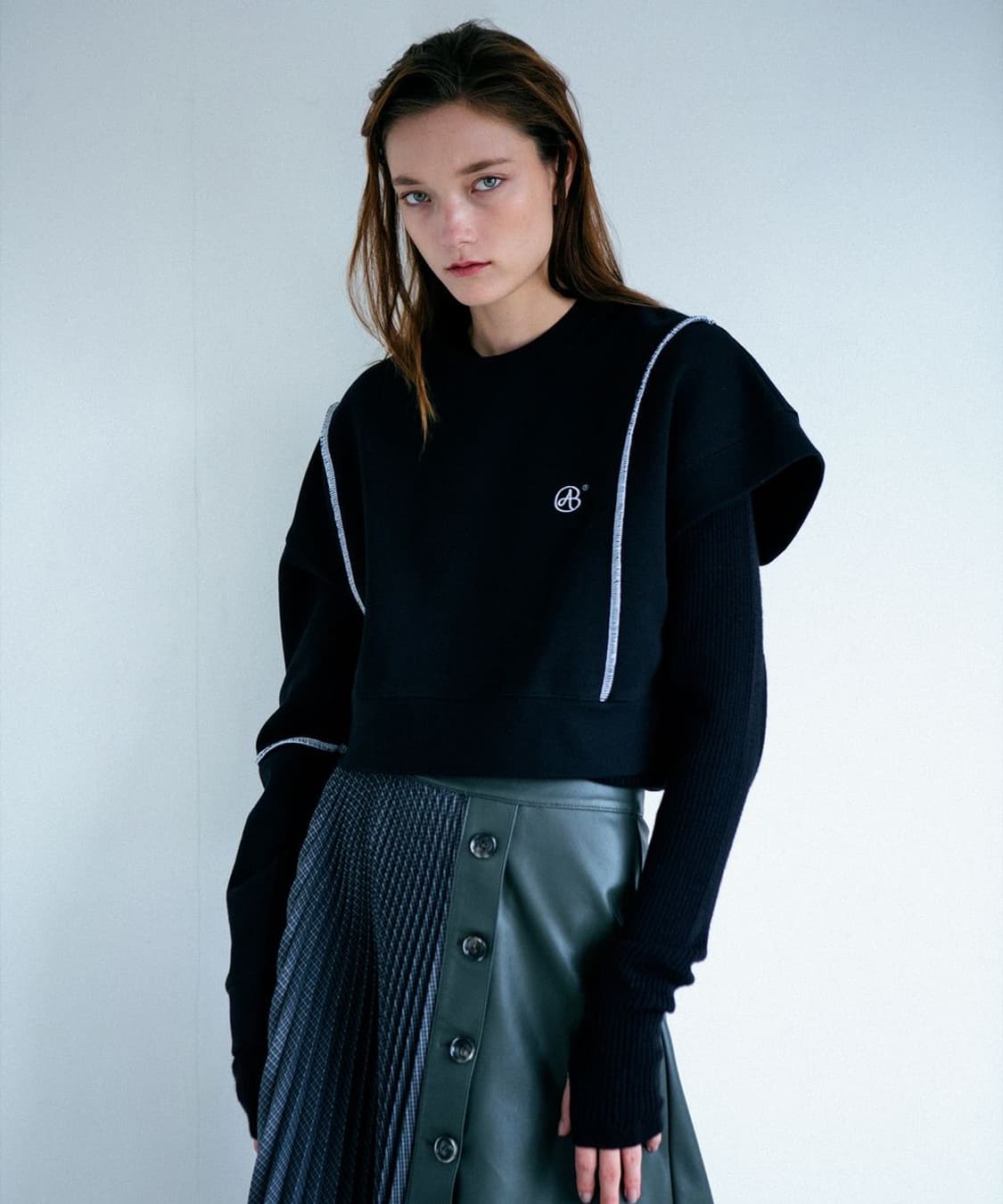 앤더슨벨(Andersson Bell) 언밸런스 스티치 크롭 맨투맨 상품이미지1