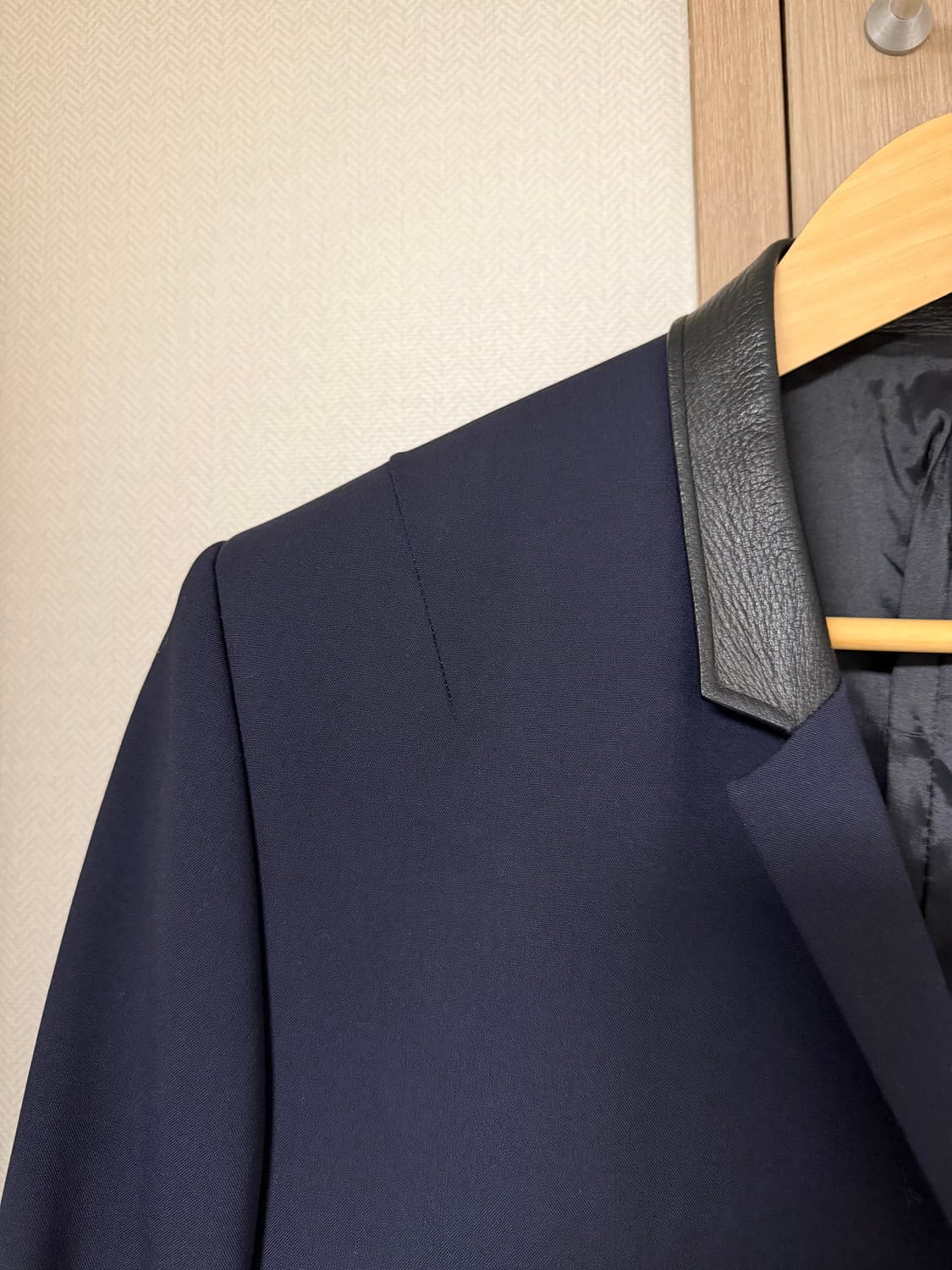 준지 레더 디테일 코트 상품이미지4