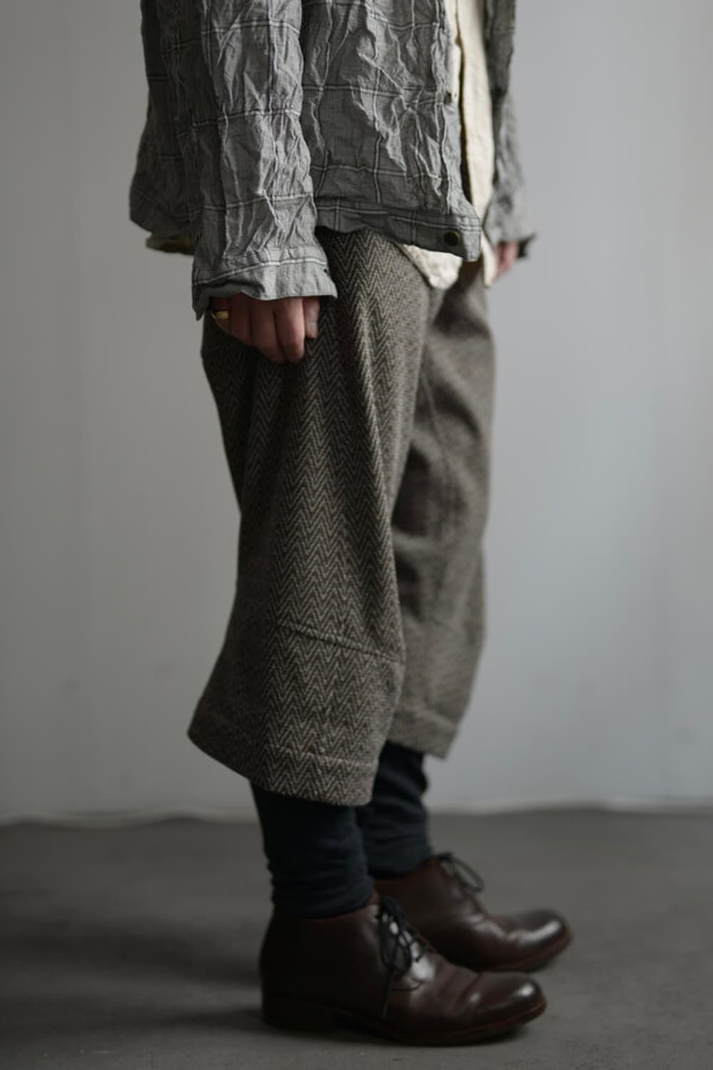 omar afridi knee darted flare pants 상품이미지3