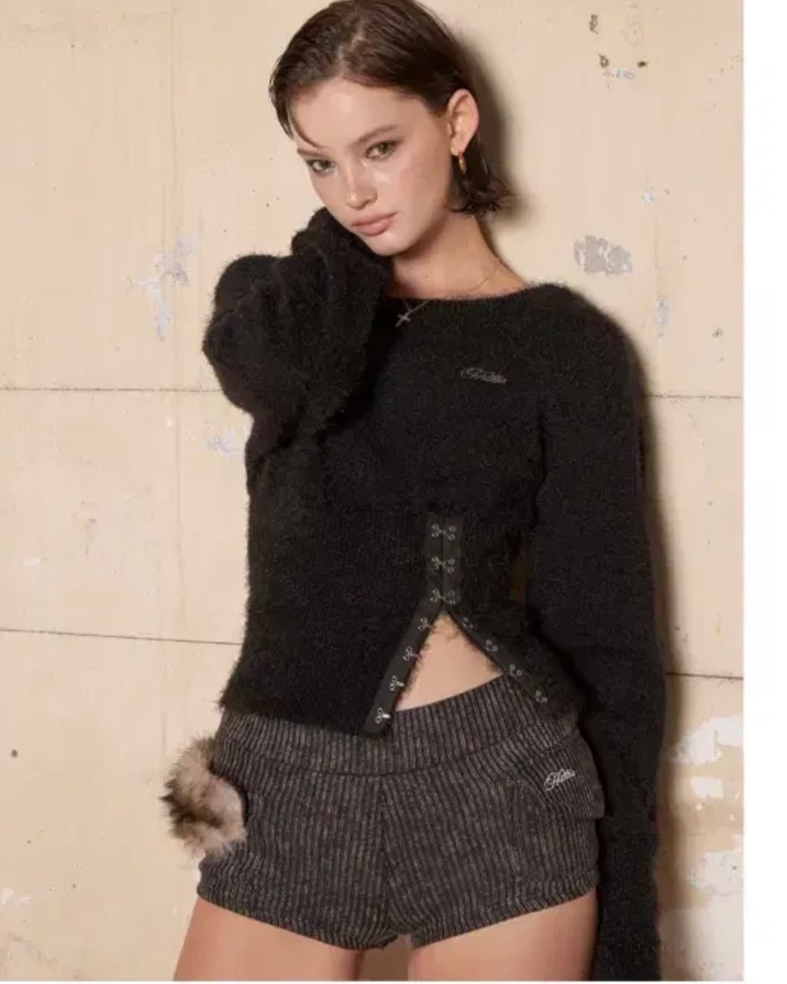 힐다 HILDA 플러피 코르셋 원숄더 니트 상품이미지1