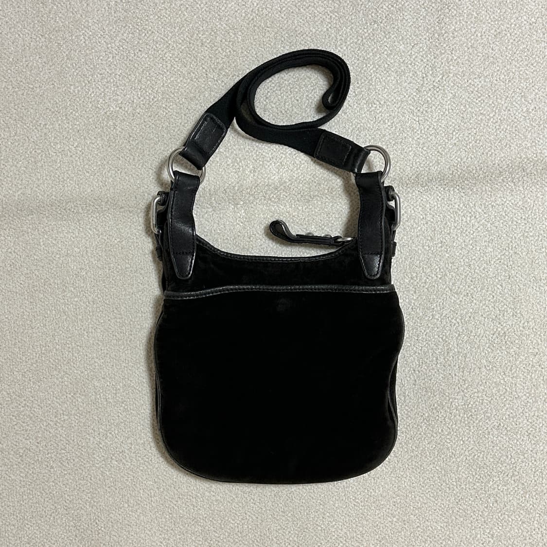 쥬시 꾸뛰르 벨벳 크로스백 상품이미지2