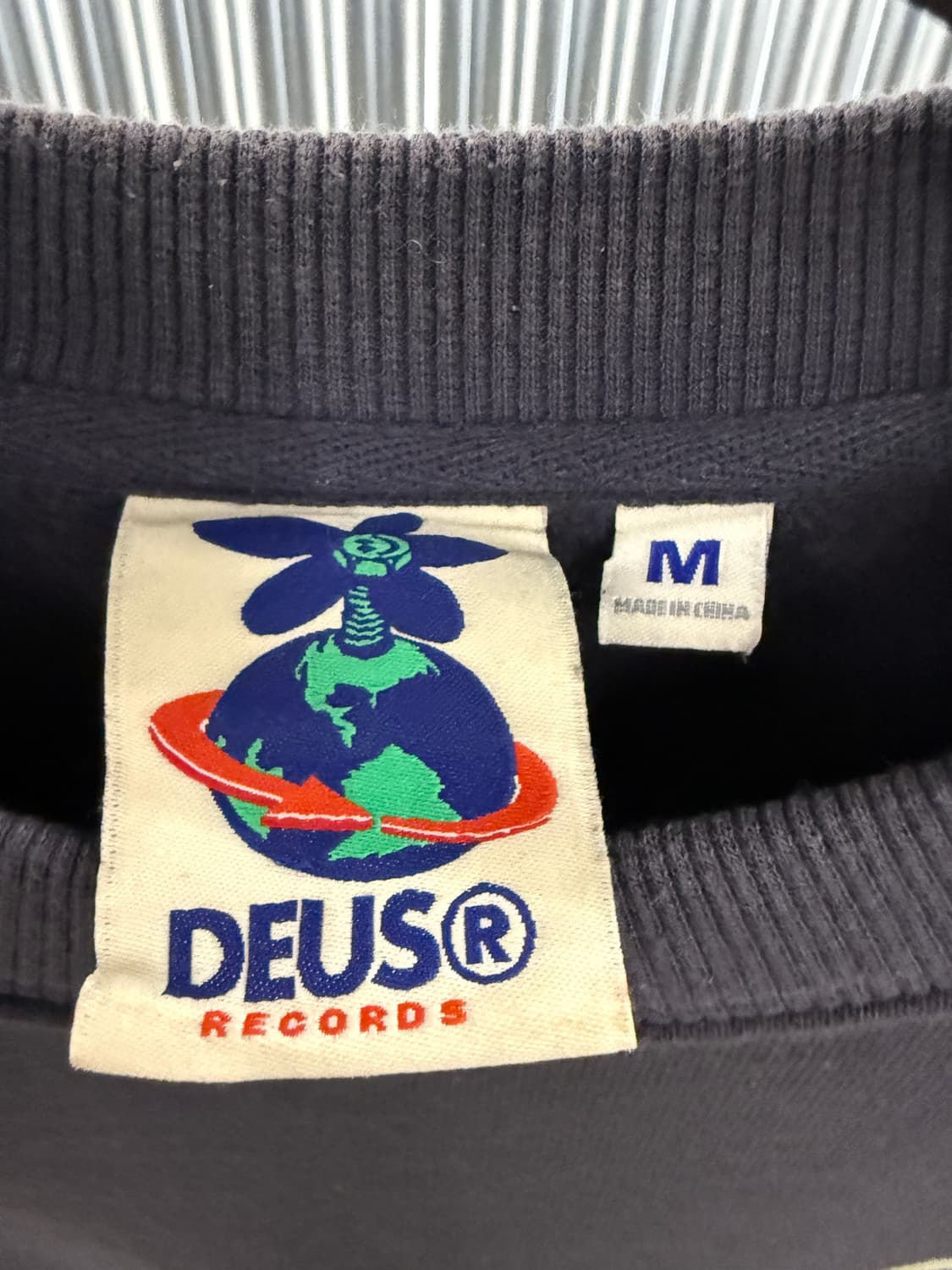 데우스엑스 마키나 맨투맨 차콜 상품이미지4