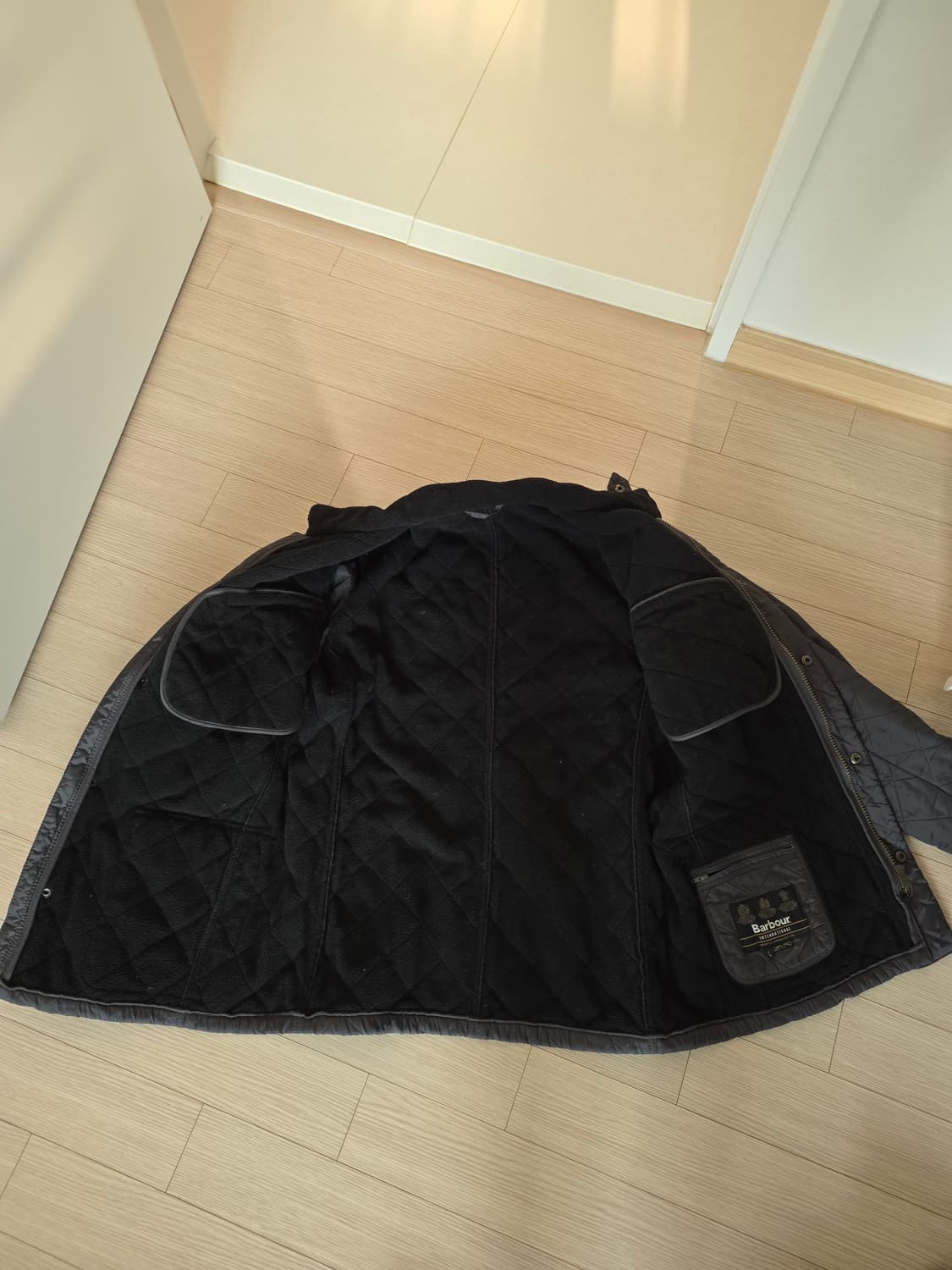 바버 인터내셔널 아리엘 폴라퀼팅 자켓 차콜 L(100-105) 상품이미지7