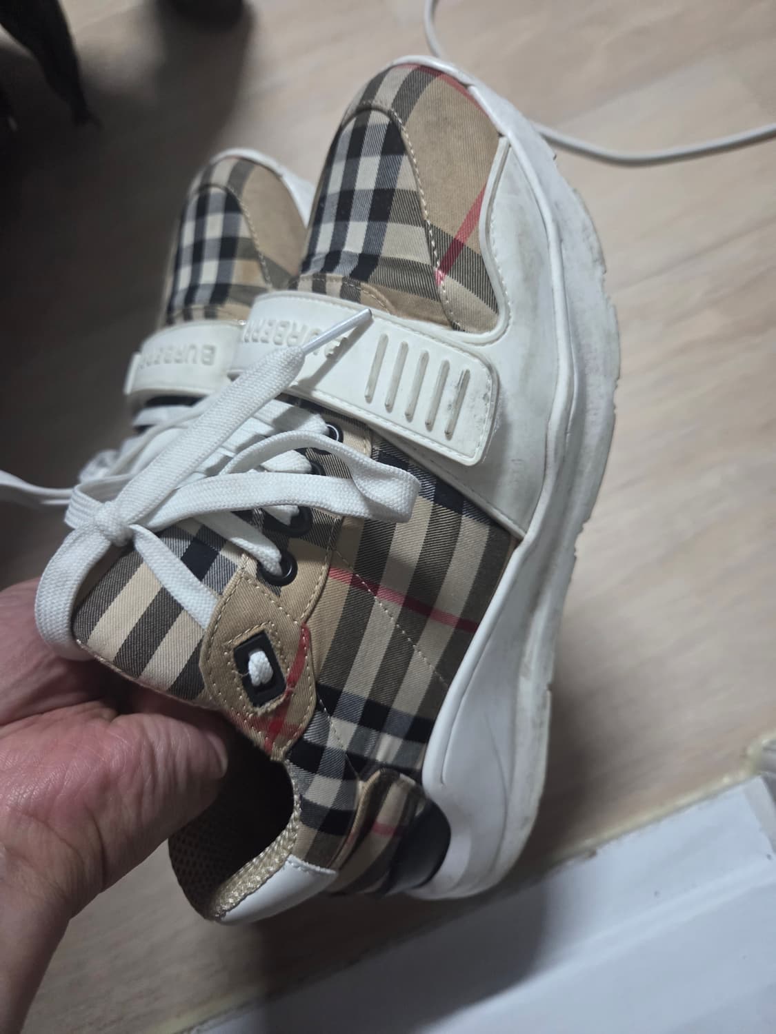 버버리 스니커즈 255 상품이미지4