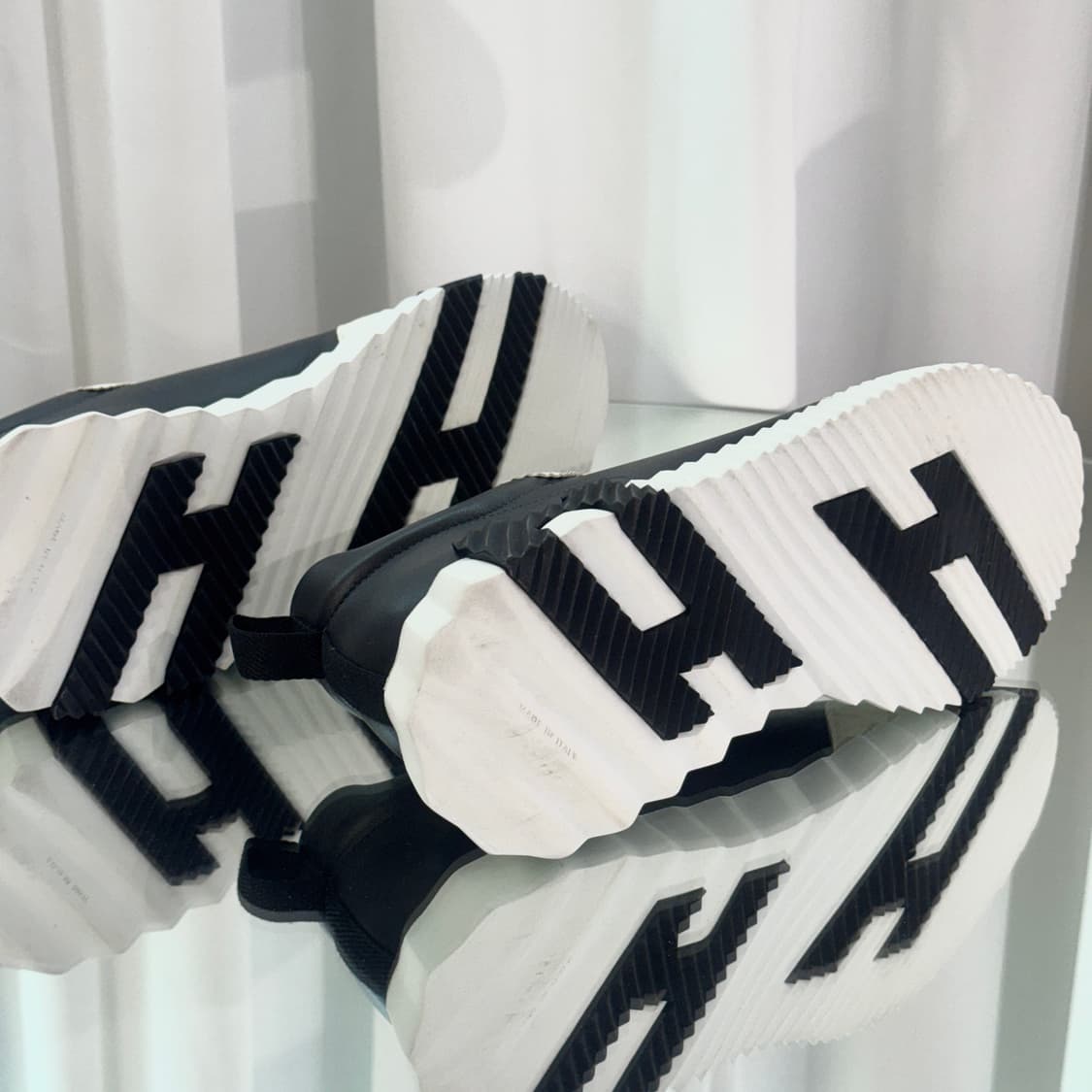 [정품] 에르메스 바운싱 스니커즈 카프스킨 스웨이드 블랙 화이트 42 상품이미지8