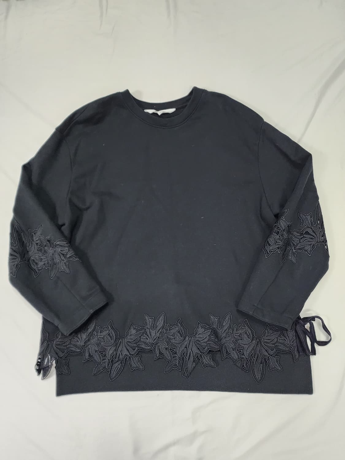 오즈세컨 플라워 레이스 블랙 맨투맨 상품이미지1