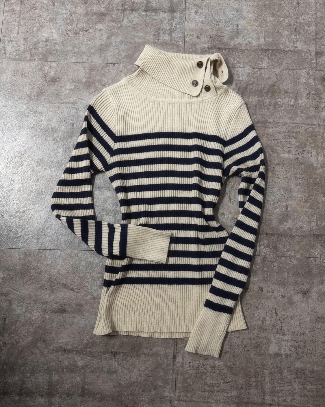 버튼 폴라넥 스트라이프 패턴 니트 상품이미지1