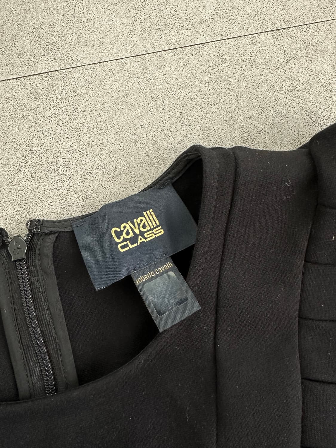 로베르토 까발리 언발 프릴 블랙 탑 상품이미지6