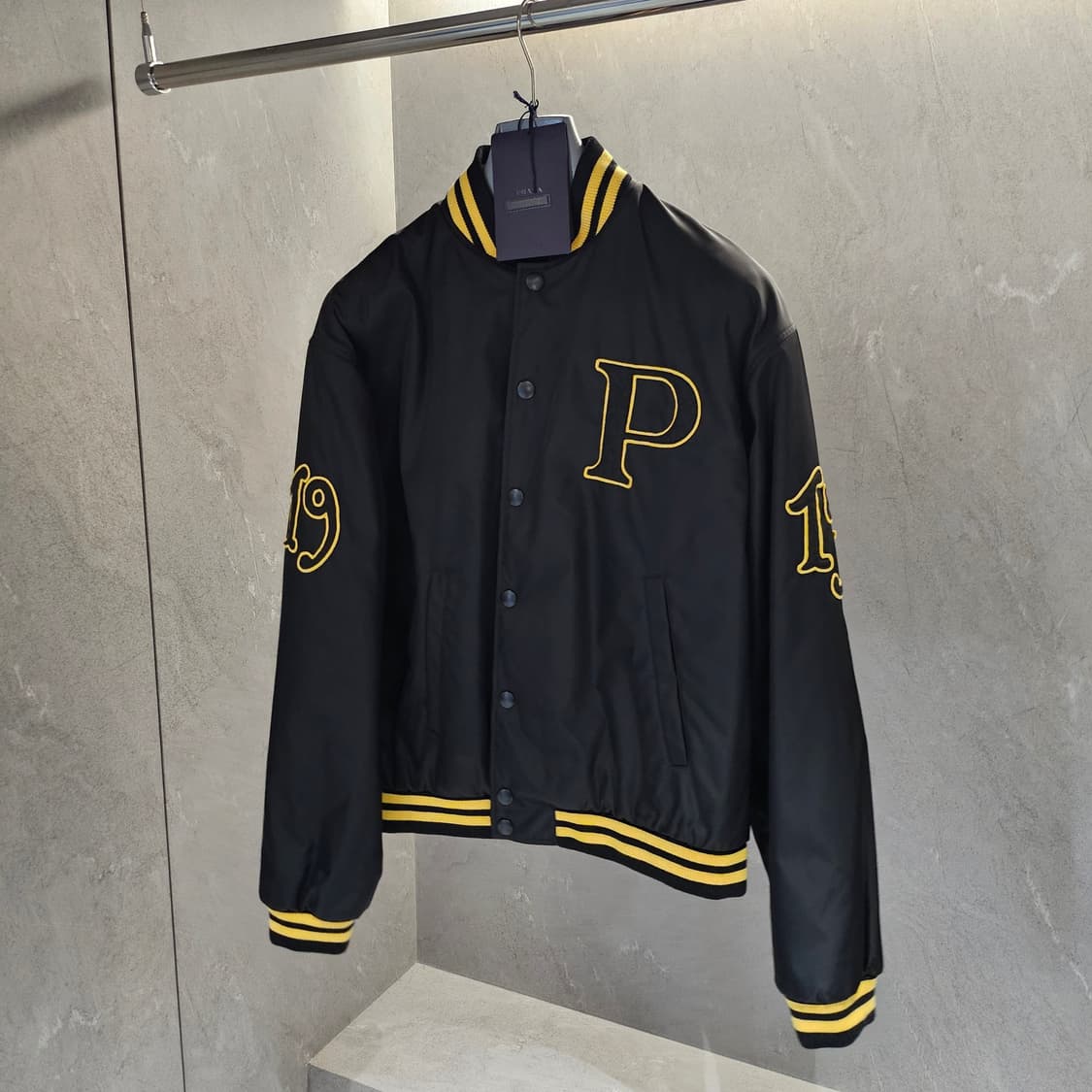 프라다 PRADA 리나일론 봄버 자켓 패치 블랙 상품이미지1