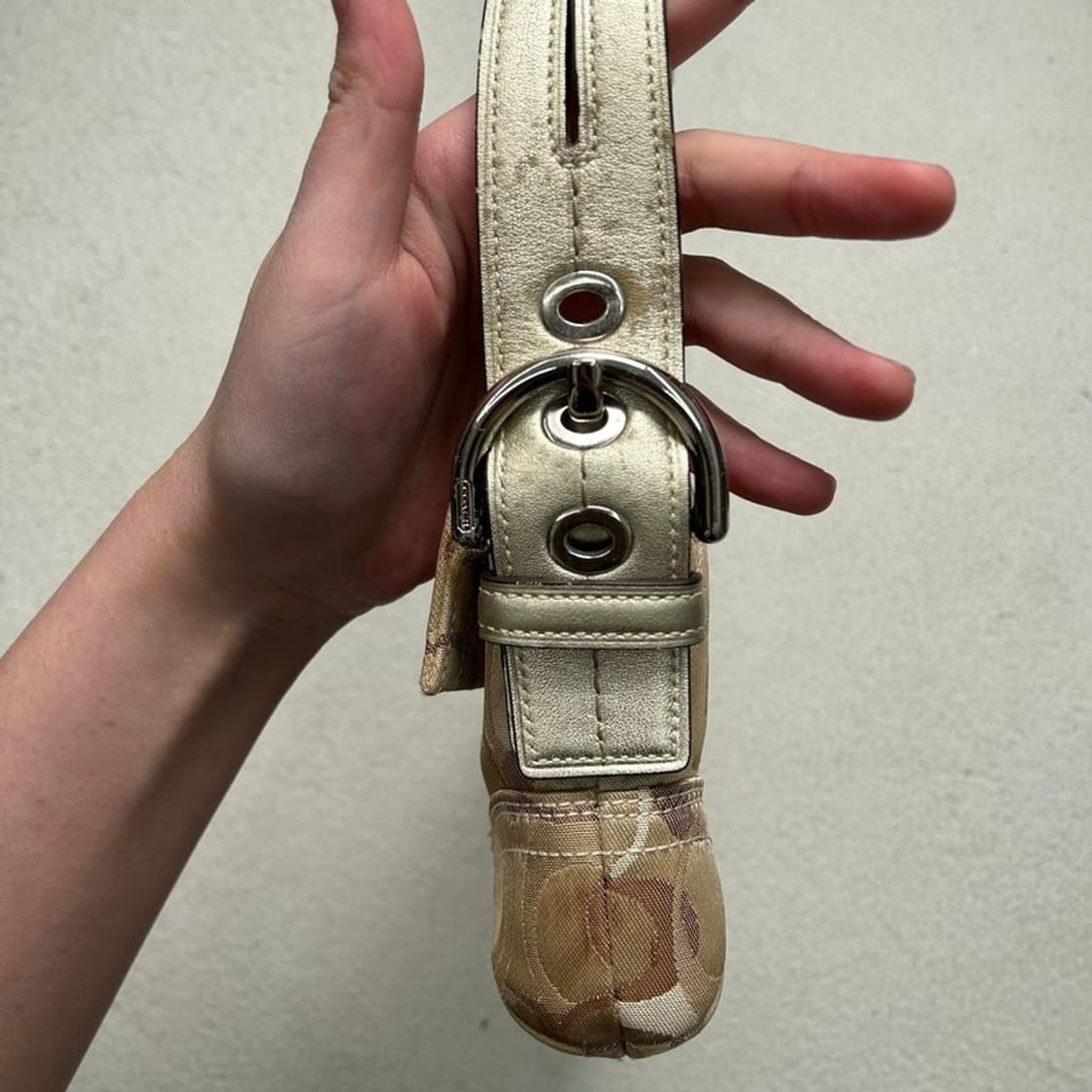 코치 소호 시그니처 C 메탈릭 스몰 플랩 숄더백 상품이미지3