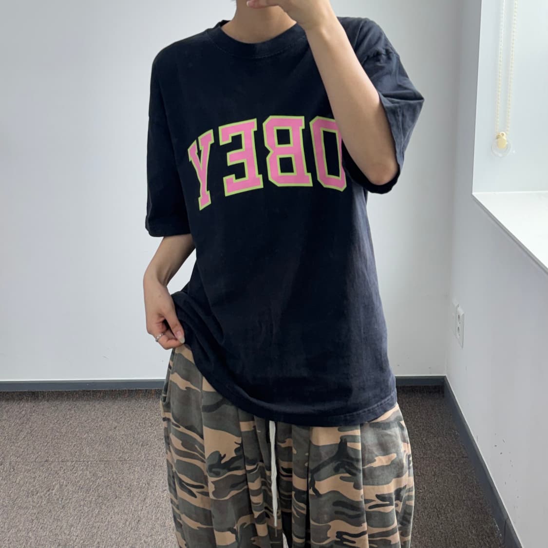 Obey 오베이 핑크그린 로고 블랙 반팔 상품이미지1