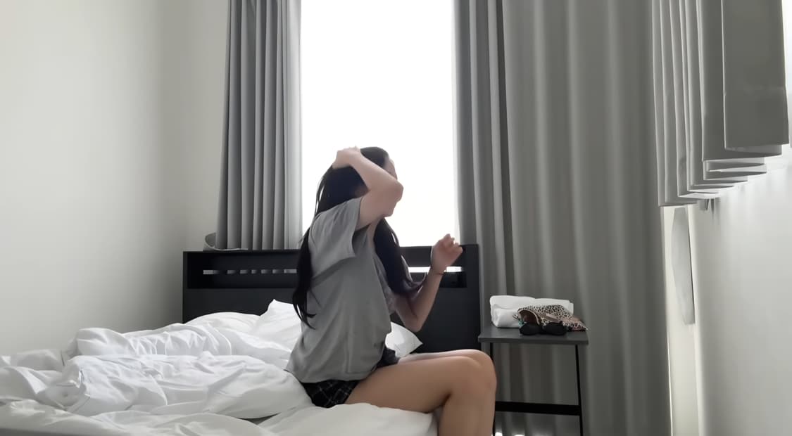남서연님 착용 자수 회색 반팔 티셔츠 상품이미지2
