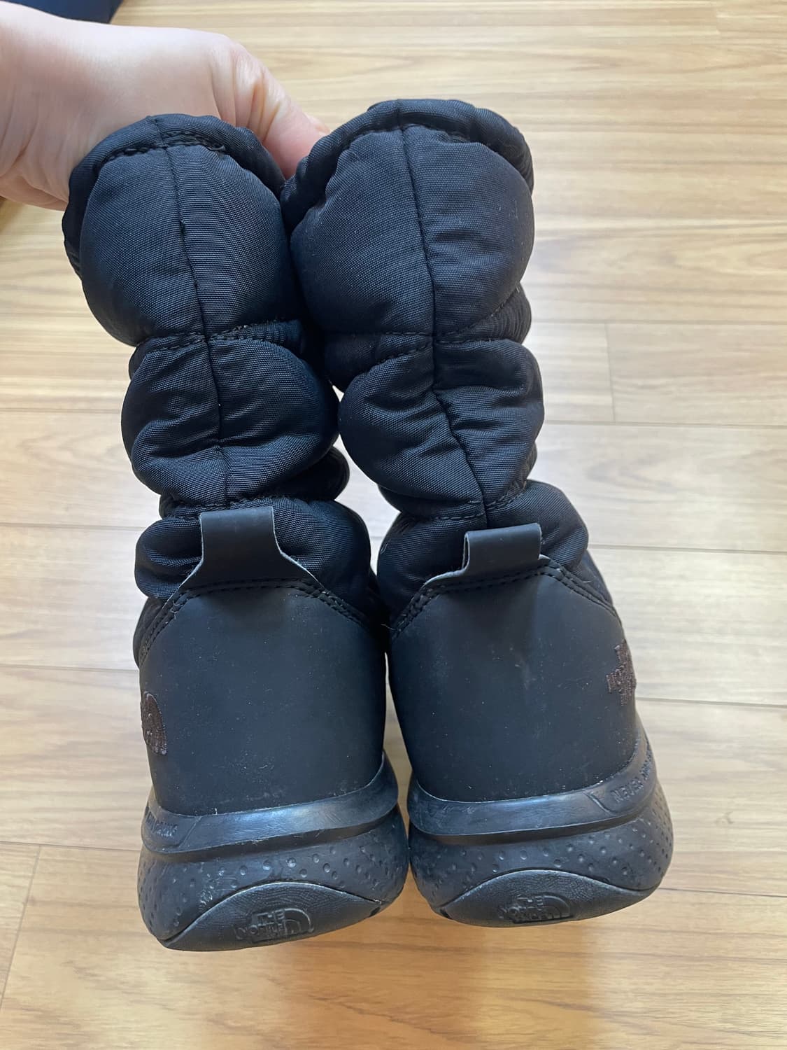 노스페이스 퀼팅 방한 부츠 블랙 색상입니다. 사이즈는 230mm입니다.  상품이미지3