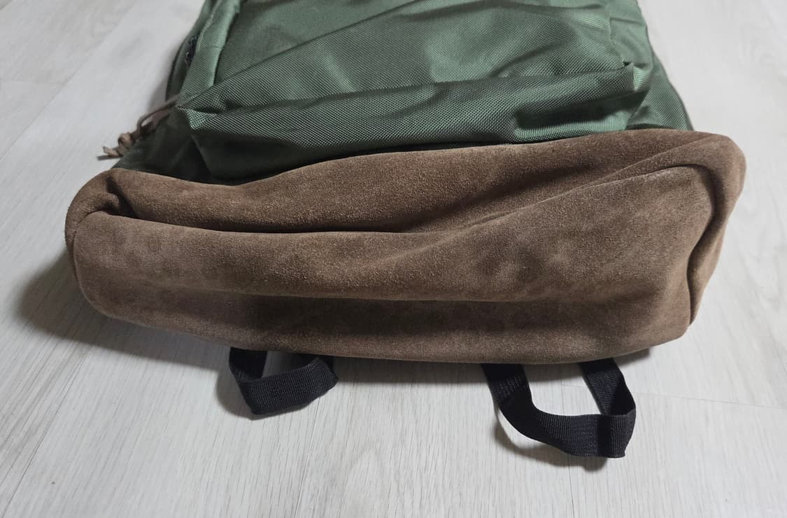 (착샷) 잔스포츠 라이트백 백팩 스웨이드 그린 상품이미지3