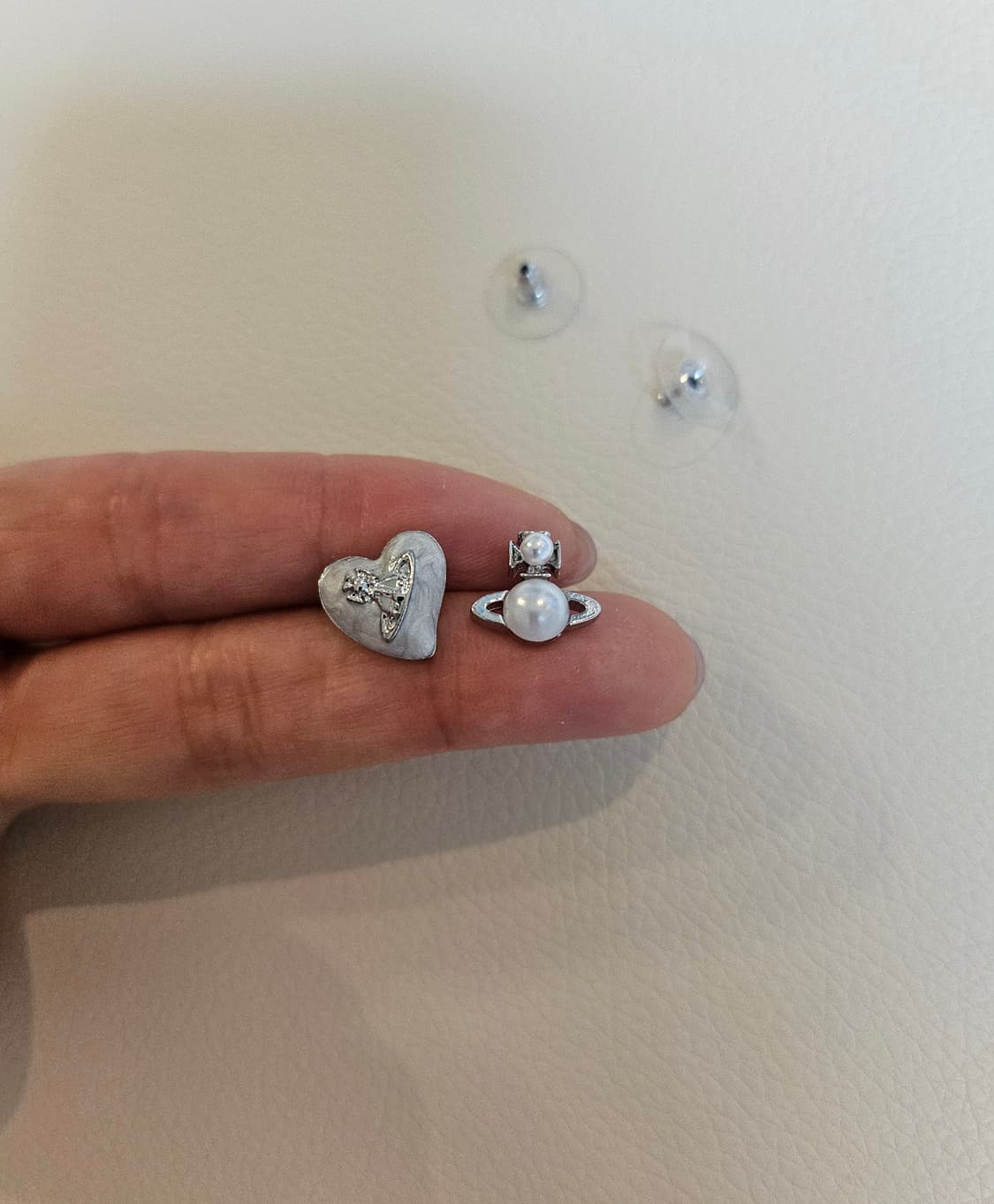 비비안웨스트우드 업사이클링 하트 언발란스 진주 귀걸이 상품이미지6