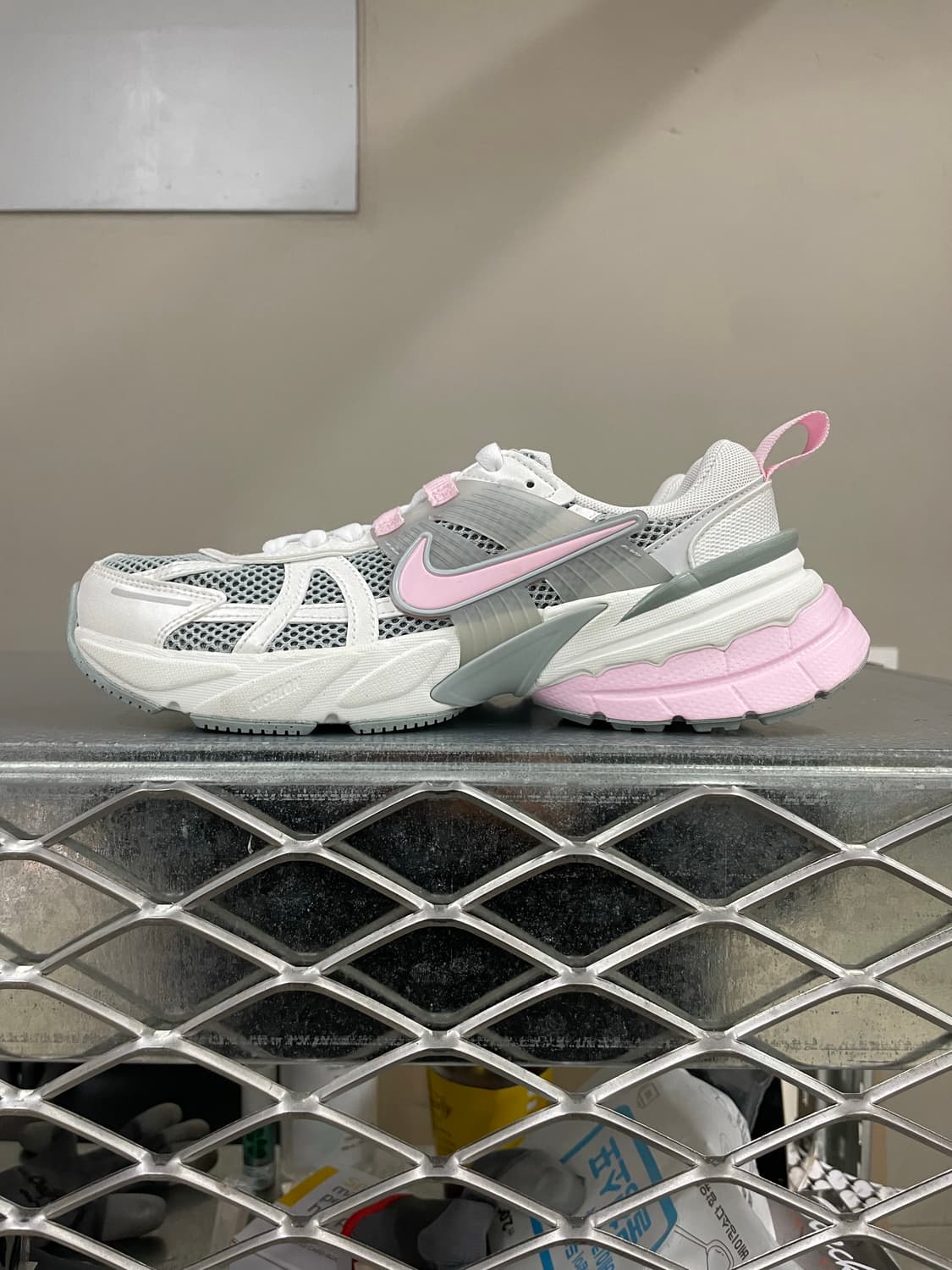 나이키 V2K 메탈릭 화이트 핑크 240 상품이미지1