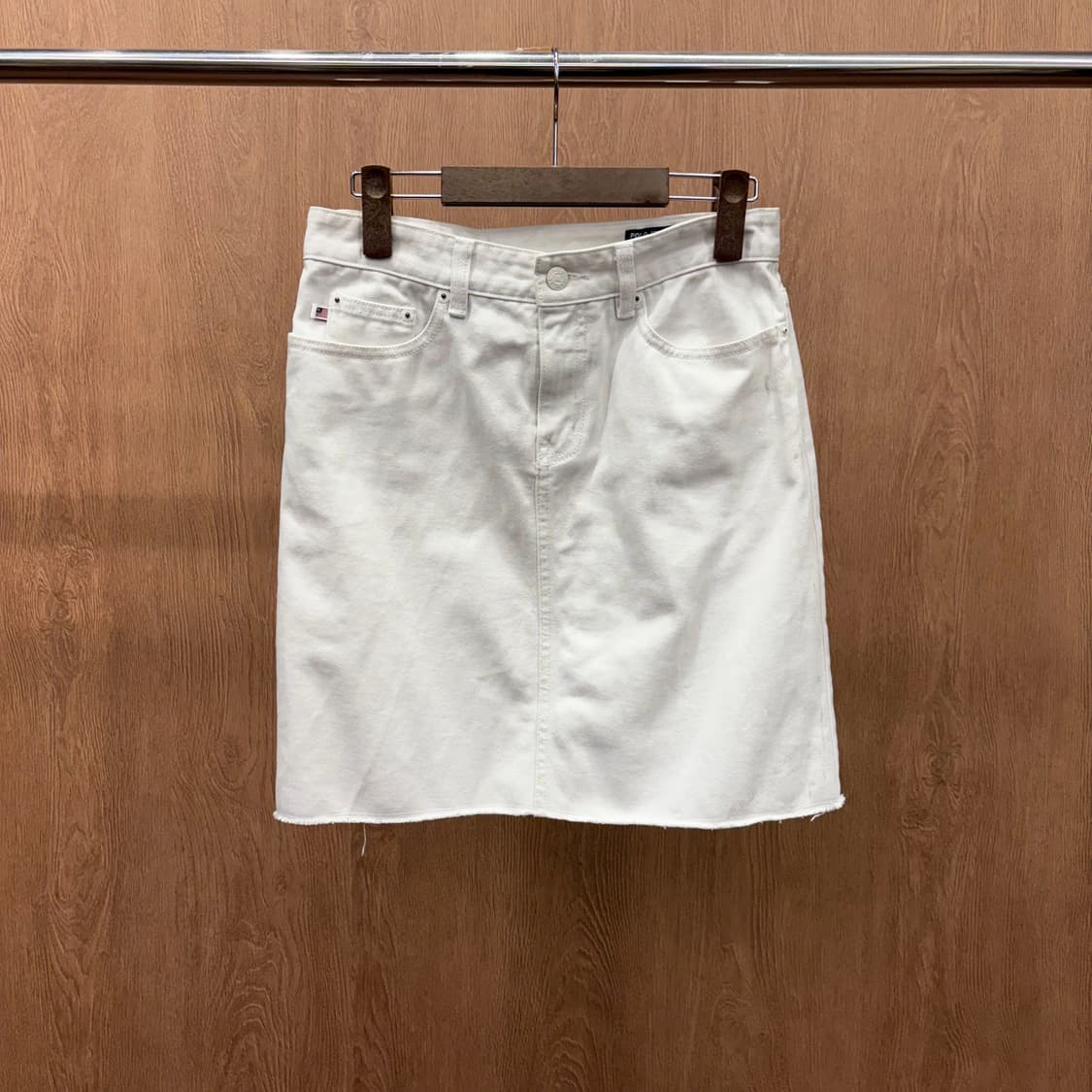 폴로 진스 데님 미니 스커트 밑단 컷오프 포켓 로고 탭 디테일 화이트 상품이미지2
