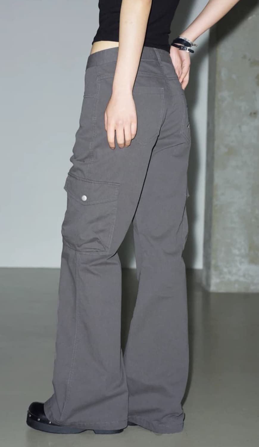 헬레네파리스 피그먼트 부츠컷 카고 팬츠 스모 크그레이 상품이미지3
