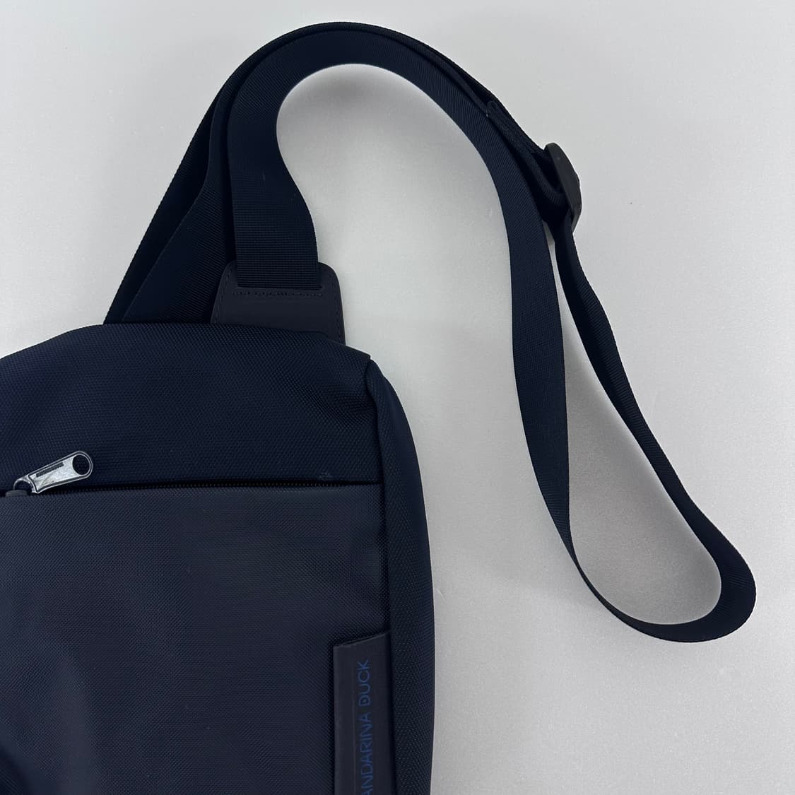 만다리나덕 네이비 미니 크로스백 여행용 데일리백 상품이미지3