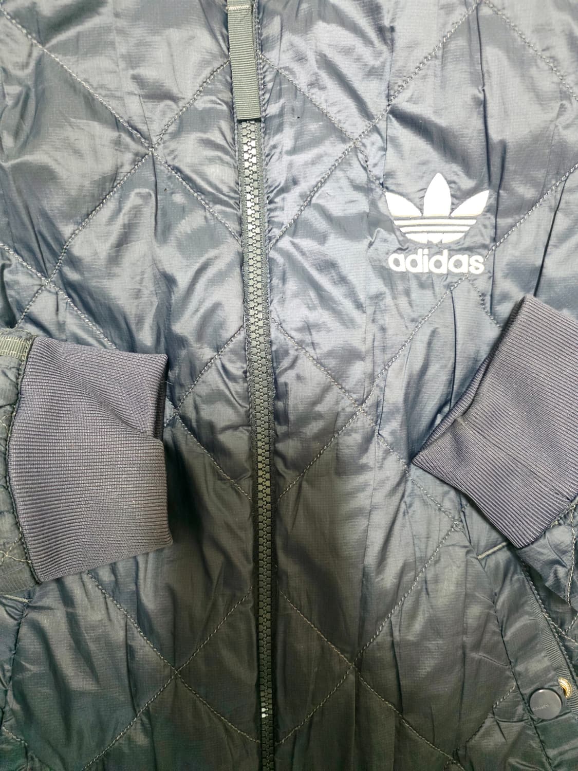 [아디다스] 차콜 다이아몬드 퀼팅 트레포일 삼선 봄버 자켓 95 상품이미지2
