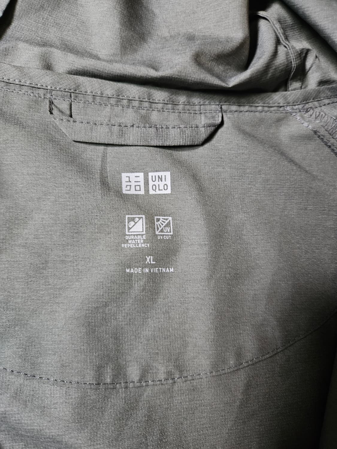 유니클로 포켓터블 uv 바람막이자켓  상품이미지2