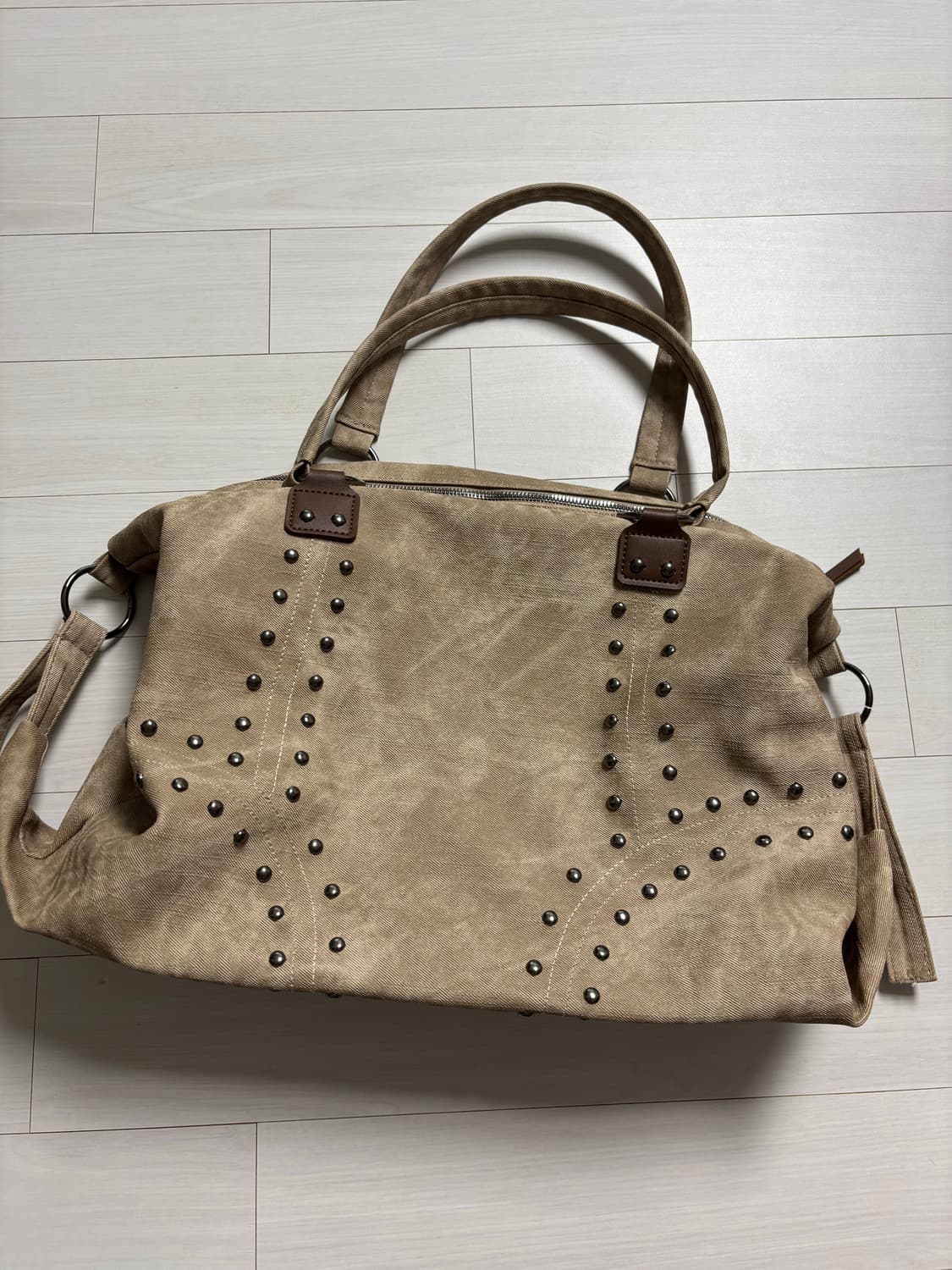 에이블리 지그재그 스터드 빅 숄더백 토트백 베이지 상품이미지1