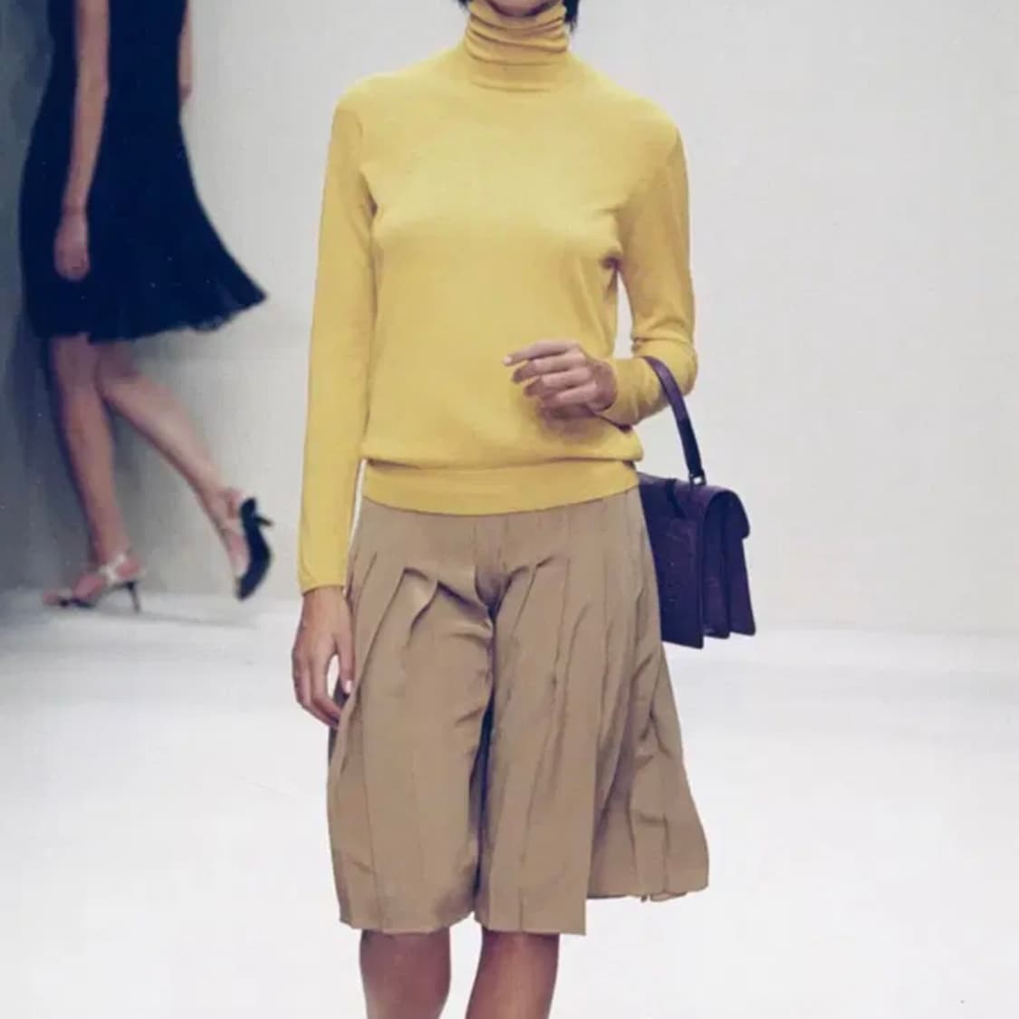 프라다 오스트리치 레더 탑 핸들 토트백 상품이미지2