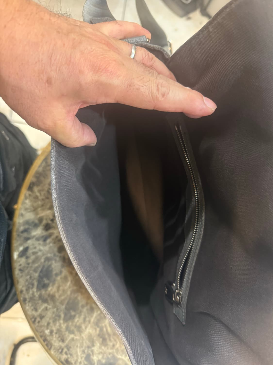 정품 루이비통 타이가 로만 크로스백 팝니다 상품이미지7