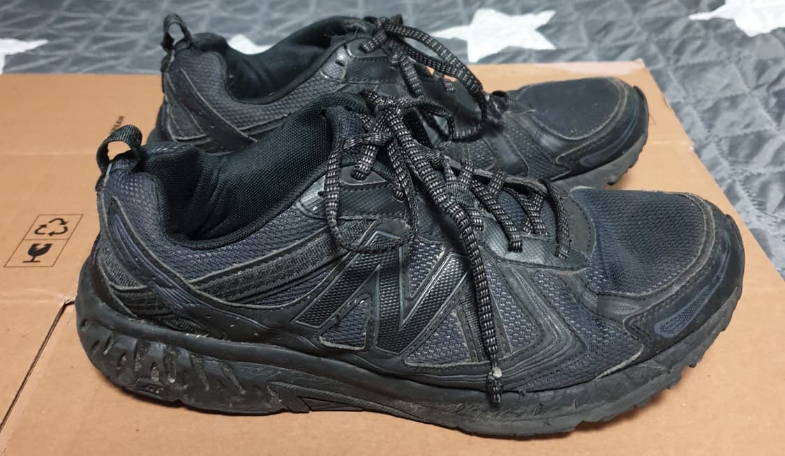 뉴발란스 410 V5 2E와이드 트레일 런닝화 올블랙 (280) 상품이미지1