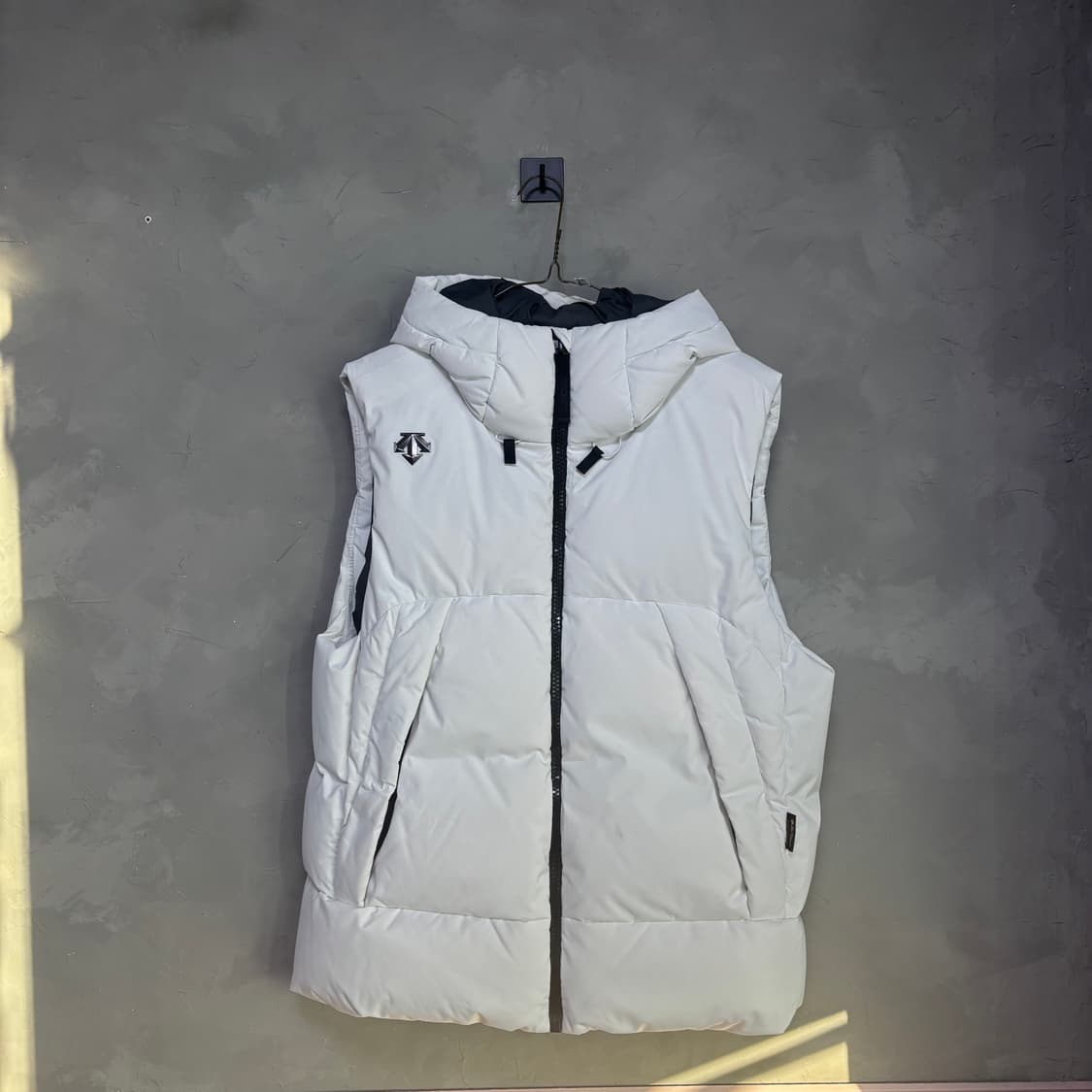 데상트 덕다운 패딩 조끼 화이트 상품이미지1
