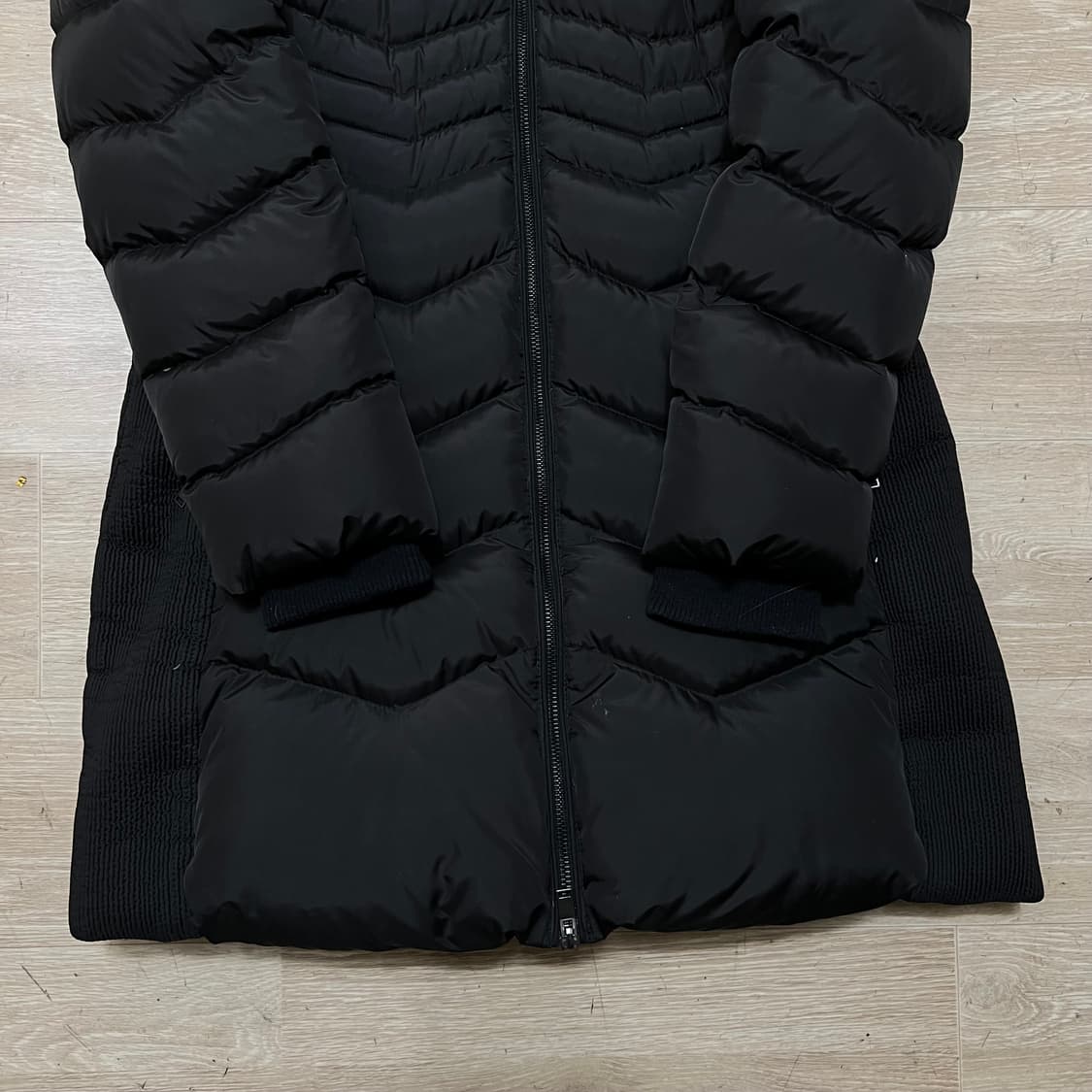 게스 여성 덕다운 와펜 쉐브론 롱패딩 점퍼 [블랙] S/90 상품이미지3