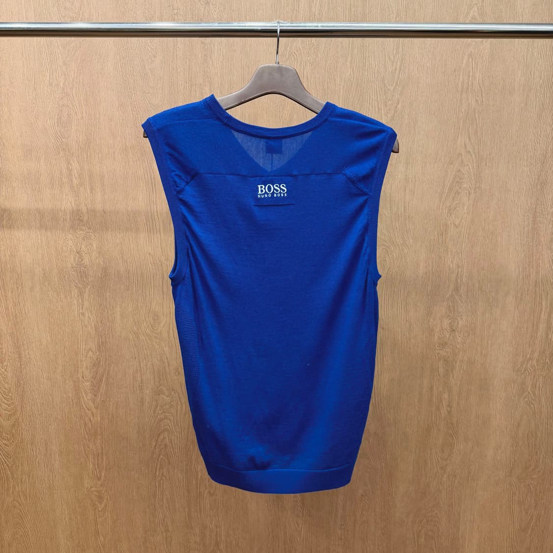 휴고 보스 브이넥 니트 베스트 로고 자수 디테일 레귤러핏 블루 상품이미지3