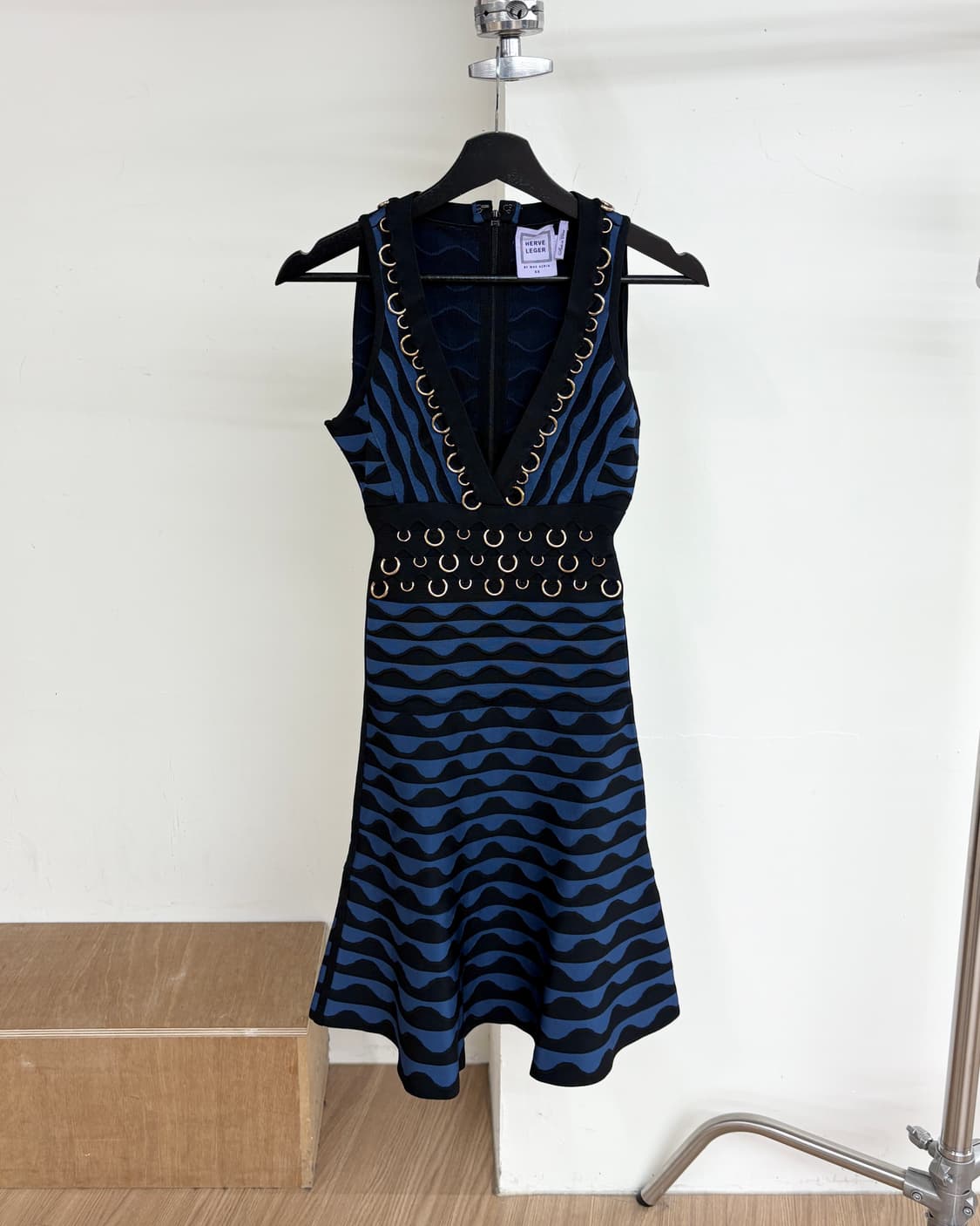 에르베 레제 블랙 블루 링 디테일 슬리브리스 드레스 상품이미지1