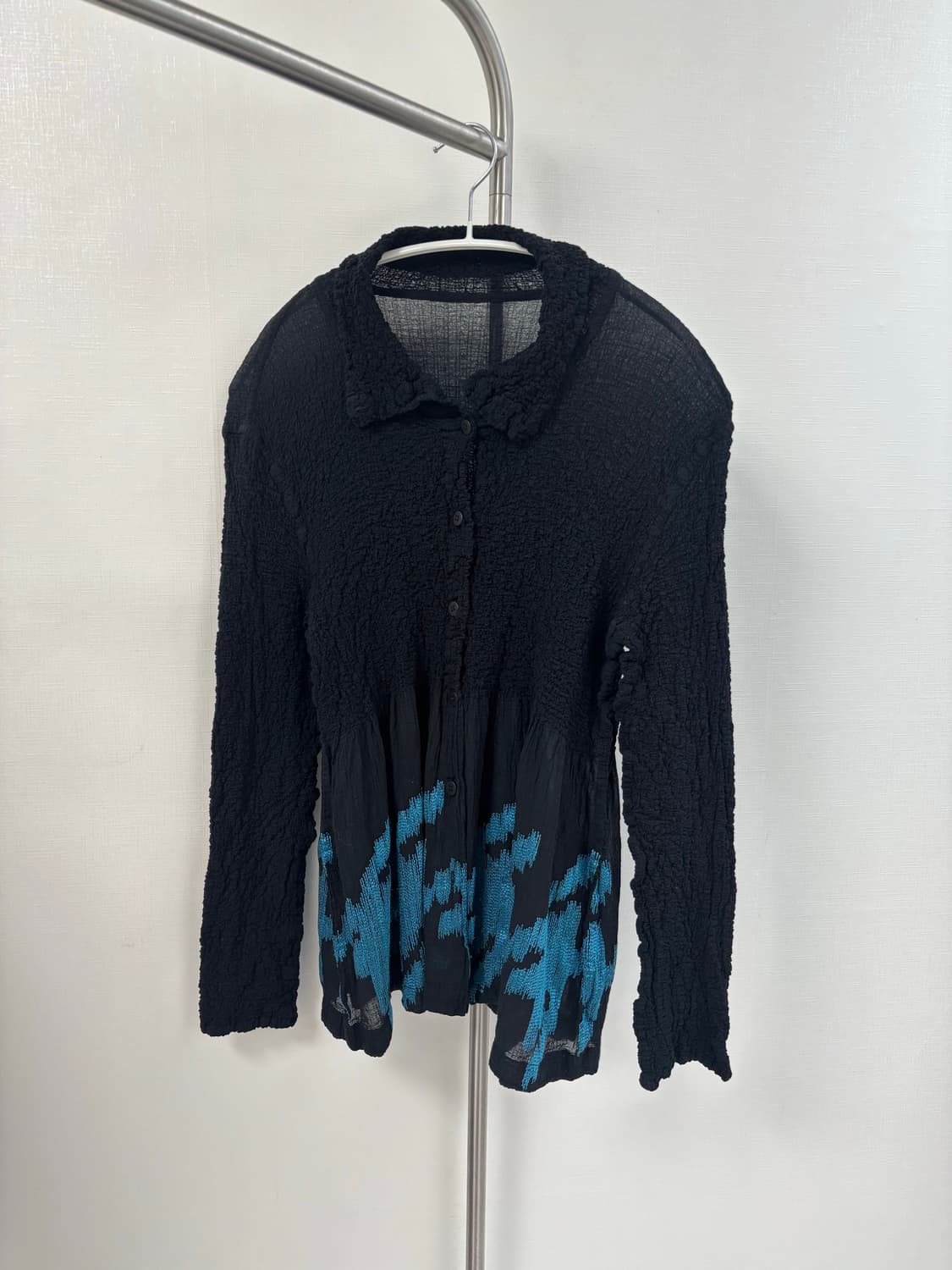 쫀득 크링클 밑단 에메랄드 자수 버튼업 가디건 상품이미지1