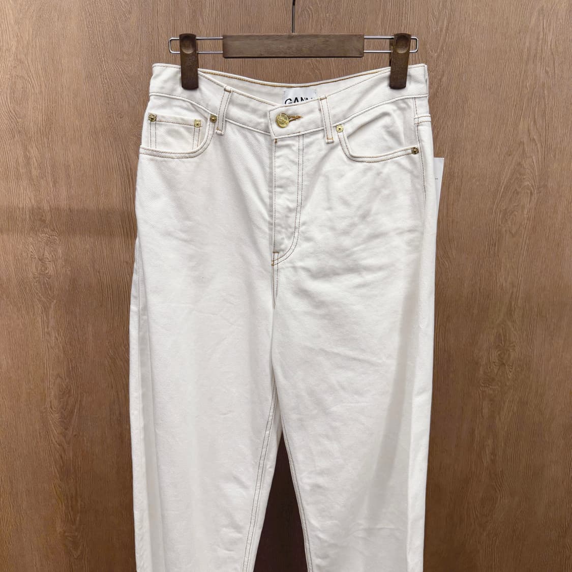 가니 데님 팬츠 백 포켓 로고 라벨 옐로우 스티치 포인트 디테일 화이트 상품이미지4