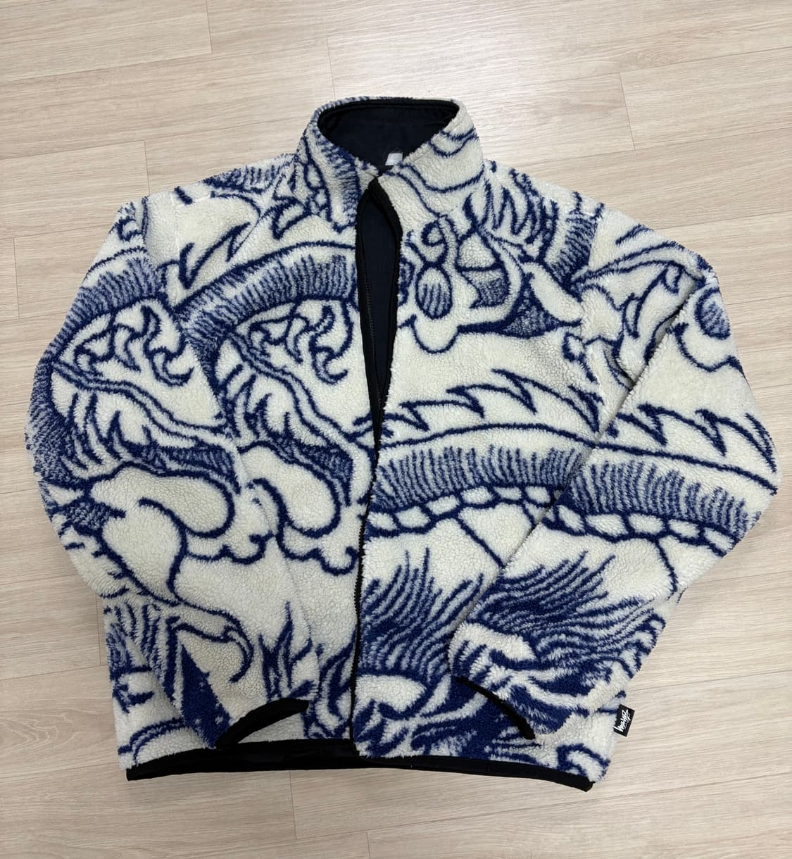 [M] 스투시 드래곤 쉐르파 후리스 자켓 내츄럴 상품이미지1