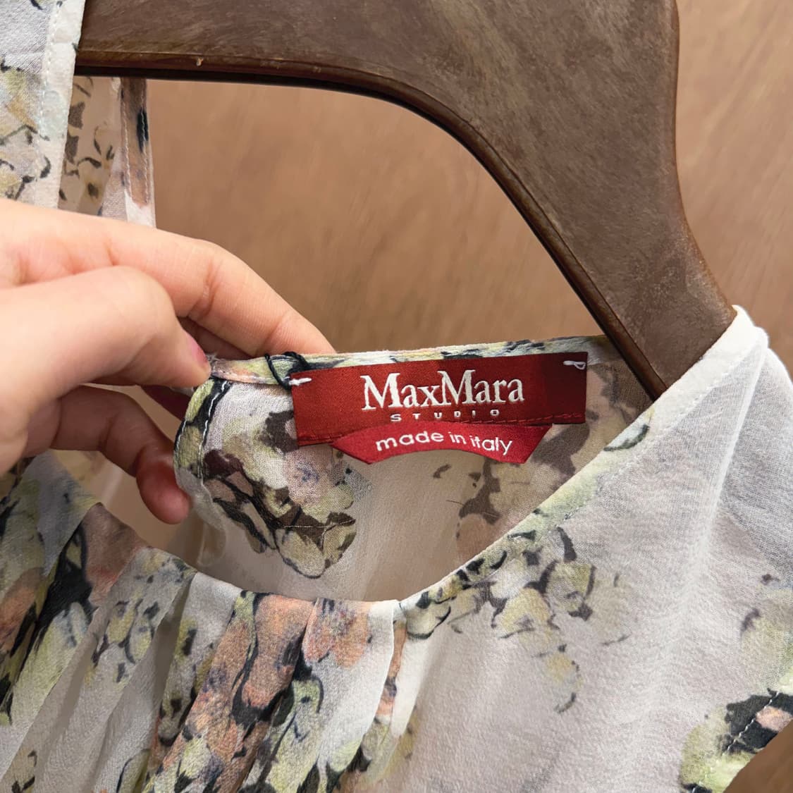 막스마라 실크 슬리브리스 블라우스 플로럴 프린팅 디테일 루즈핏 아이보리 상품이미지6