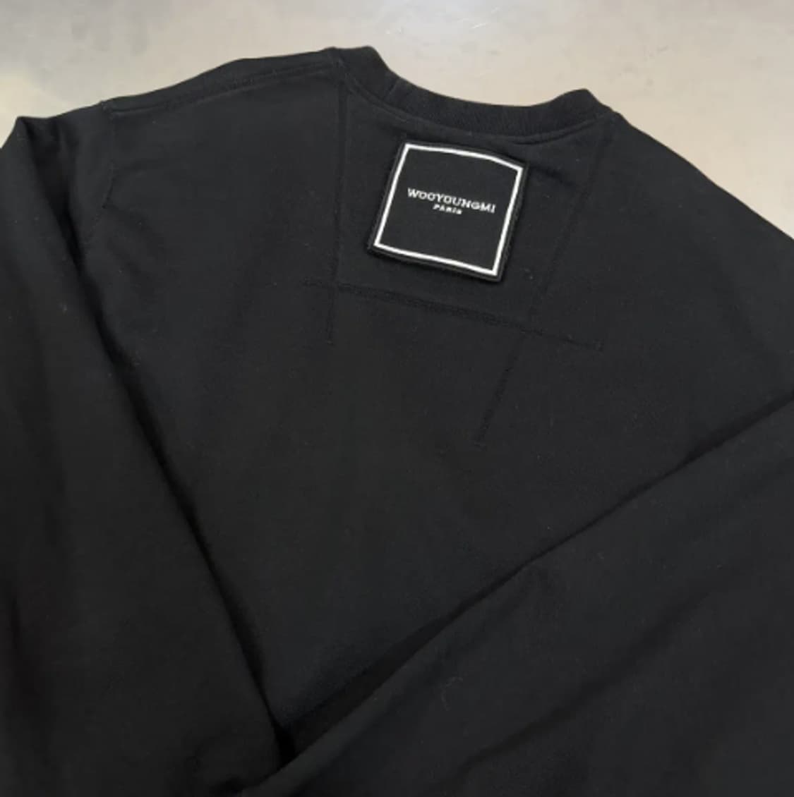 WOOYOUNGMI 스퀘어 라벨 맨투맨 블랙 50 상품이미지1