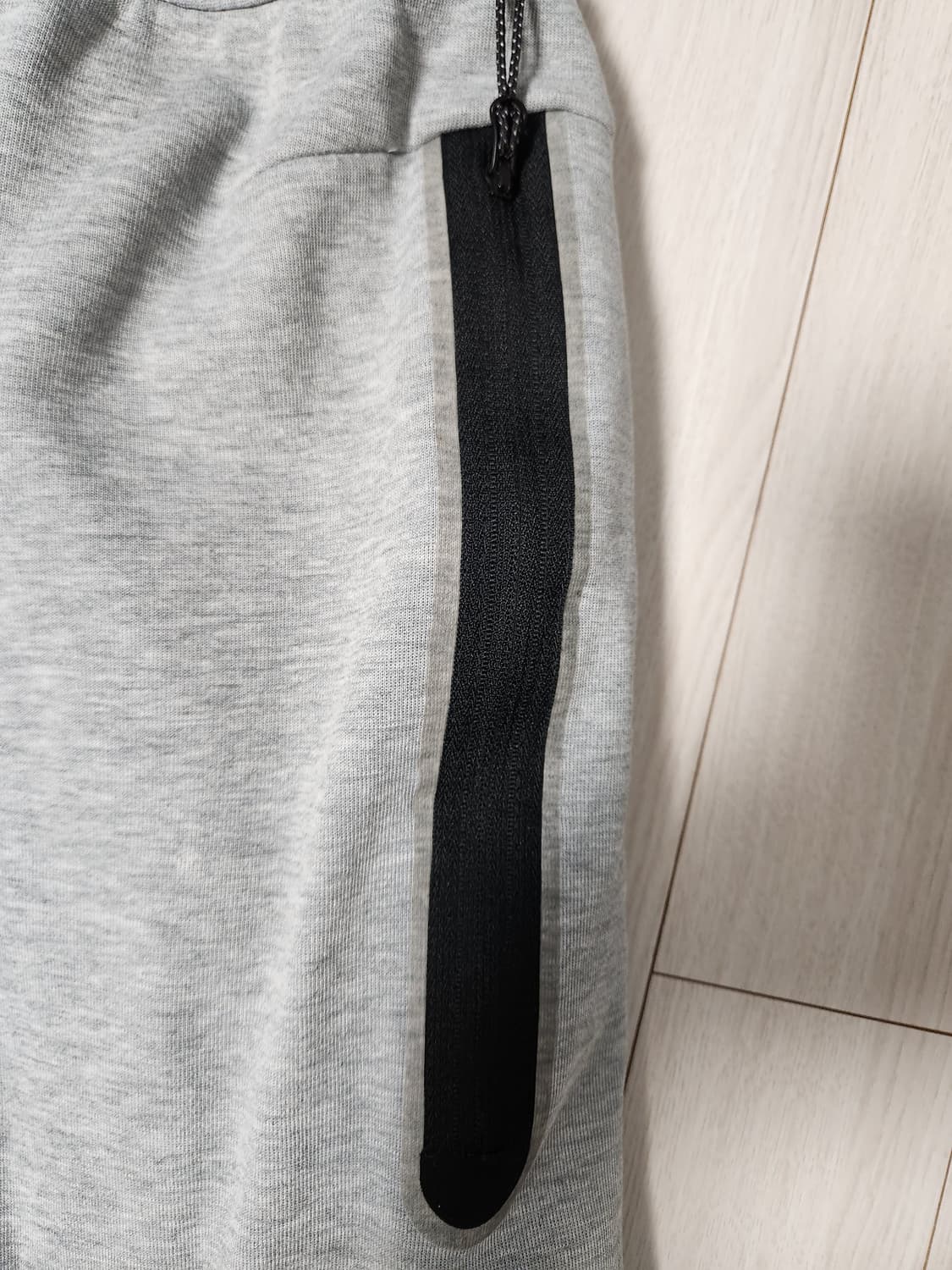 나이키 테크팩 테크 플리스 조거 팬츠s

오염 하자 없이 깨끗해요^^

 상품이미지4