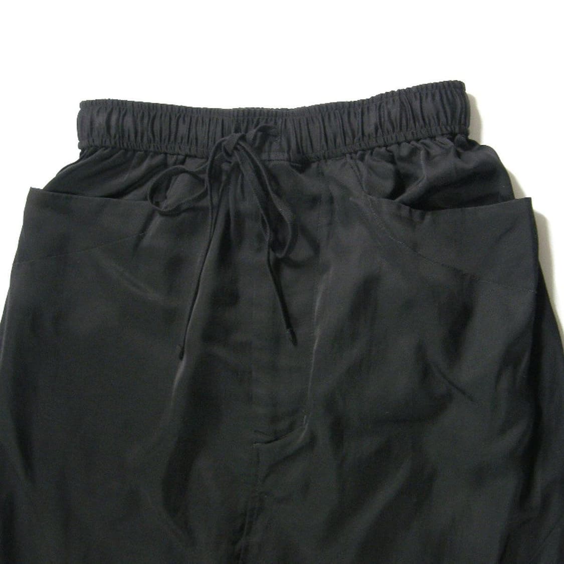 율리우스 23ss 새틴 지오메트릭 시무드 오버클로치팬츠 상품이미지4