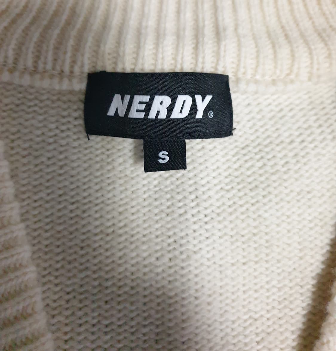 널디 오버핏 레터링자수 패치 사이드2선 혜비 가디건 아이보리 (S) 상품이미지3